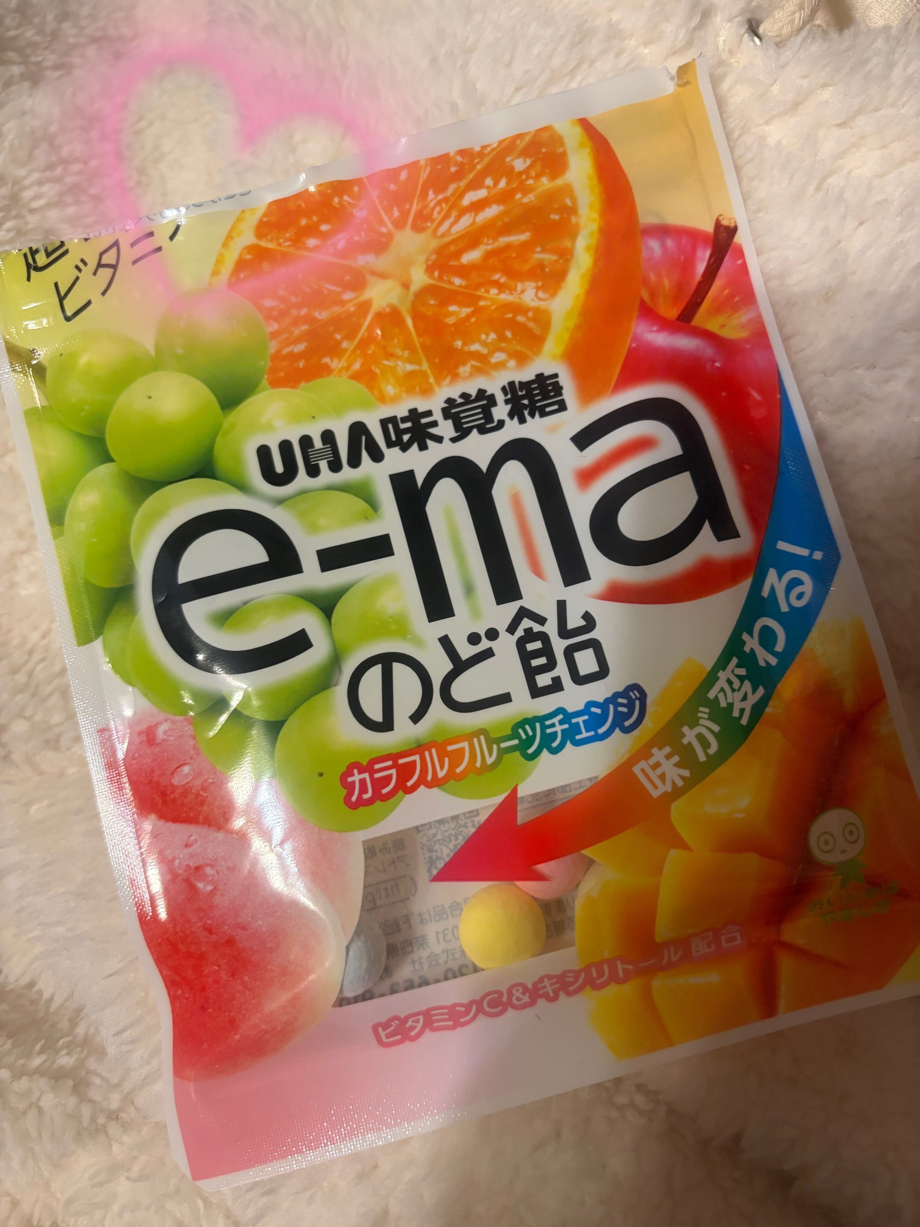 UHA味覚糖 e-maのど飴のクチコミ「
小粒で丸いのが嬉しいのど飴！
大きな飴だと、しゃべったりすることが多い時はちょっと不便だしん.....」（1枚目）