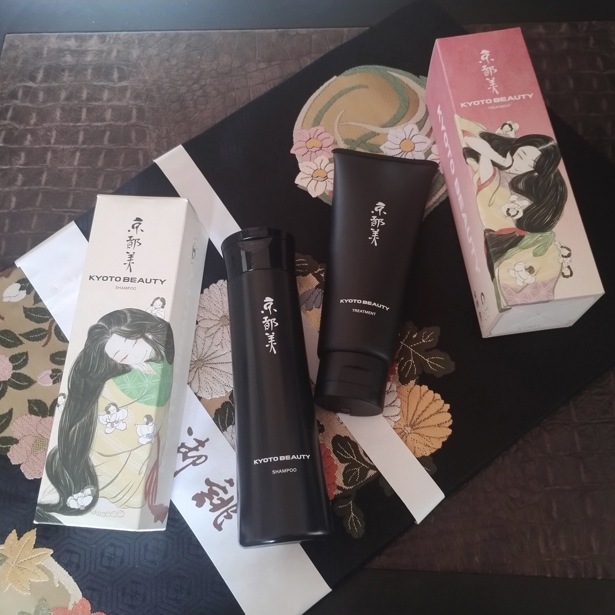 
娘の受験が上手く済めば京都に通うことも多くなりそうです😊

観光は勿論、住めばその奥深さを知ることができますし外国の方ばかりでなく日本人の私達も憧れの地です🥰

高校の卒業式ではお誂えの着物に帯を締めて臨みますが最近元気のない髪の毛達