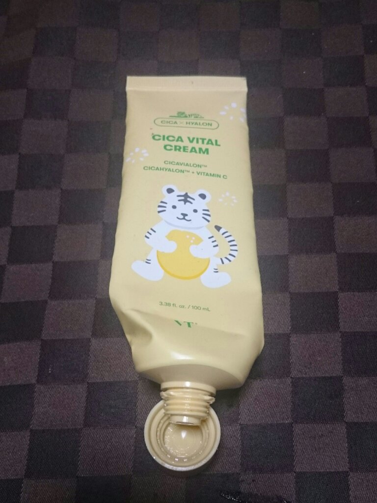 ❇VT❇
❇シカバイタル クリーム❇
3.38fl.oz./100mL💛
使いきりました(^_^)💛
チューブタイプのジェルクリーム👀❗
ベタつきもなく使いやすかった✌
使うの忘れてて💦
使いきるのに大分かかりました💦
ジャータイ