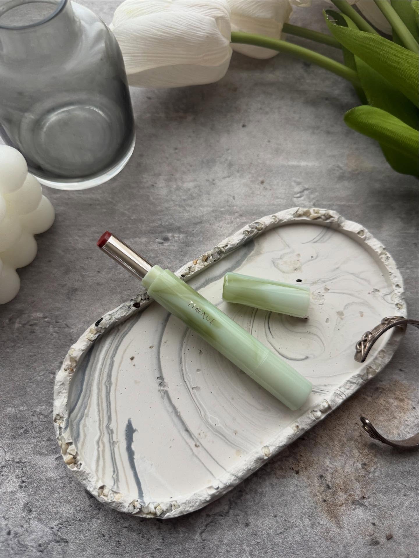 TIMAGE
エッセンスリップ💚

みずみずしいジェルテクスチャーで塗ると唇にスーッとと馴染み、ぷるんとしたツヤ感が出てお気に入り🥰

軽いつけ心地で唇に重みがなくて縦ジワも目立ちにくくしてくれるよ✨️
大人ぽいローズカラーで赤みも強く