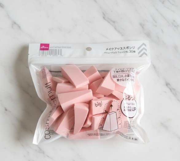 ダイソ－
メイクアップスポンジ
バリューパックウエッジ型30個

ダイソ－にいったら入荷していました❗
何かと便利なスポンジです✨
型も細部まで使えるのがホントにいいです。
ダイソさまさま💓