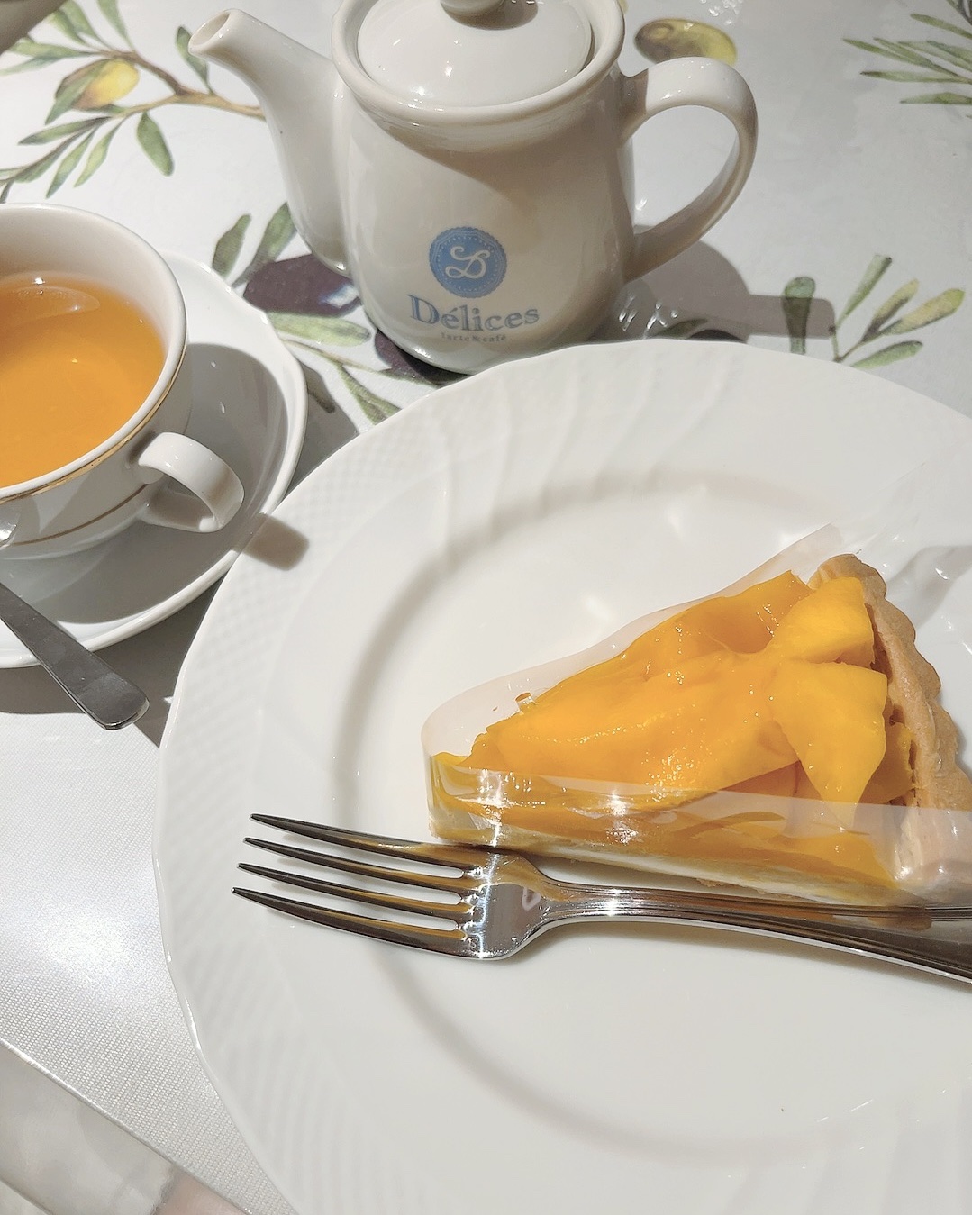 デリス タルト＆カフェっていうタルト屋さんに行った時のだよ꒰՞> · <𓈒՞꒱

マンゴーのタルトと紅茶をたのんだけどめちゃくちゃ美味しかったよ！！

これは夏頃の写真で、マンゴーは夏限定みたいだったよ💦🥭

#デリス #マンゴー #