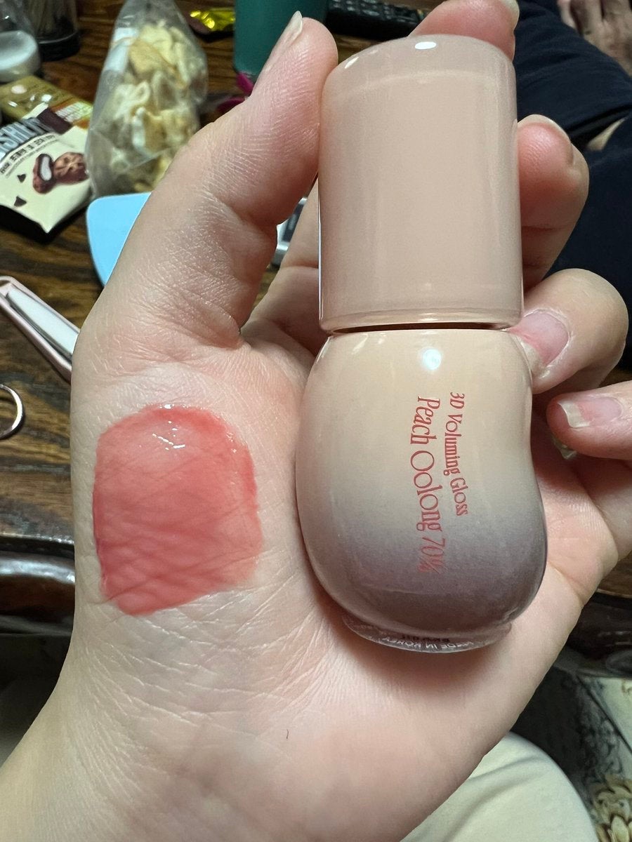 フィー 3Dボリューミンググロス B15 ピーチウーロン 70％/fwee/リップグロスを使ったクチコミ（2枚目）