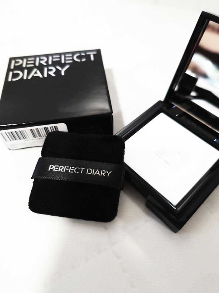🪩PERFECT DIARY
トランスルーシェント ブルーリング セッティング パウダー🪩
Amazonのセールで買いました👛

セッティングパウダーはプレストタイプが欲しかったので、有名なこちらを購入👛

ブルーのマーブルで綺麗❇