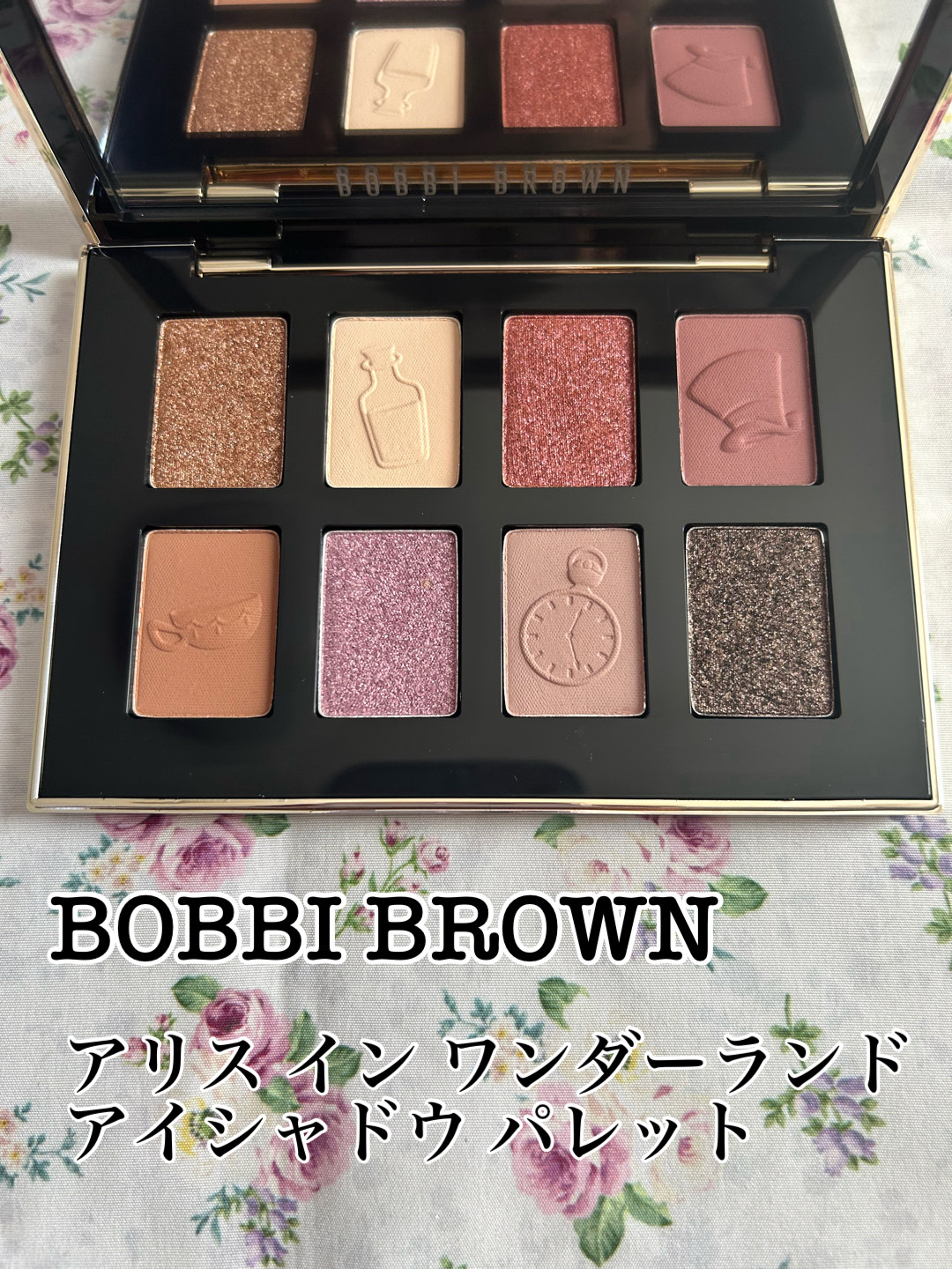 
🐈‍⬛BOBBI BROWNアリス イン ワンダーランド アイシャドウ パレット🐾


昨日に引き続きBOBBI BROWN。
パケ買いでもないのだけど可愛い。
もちろん中の色みも好みだったので。


①アイホール、下まぶた
②アイホ