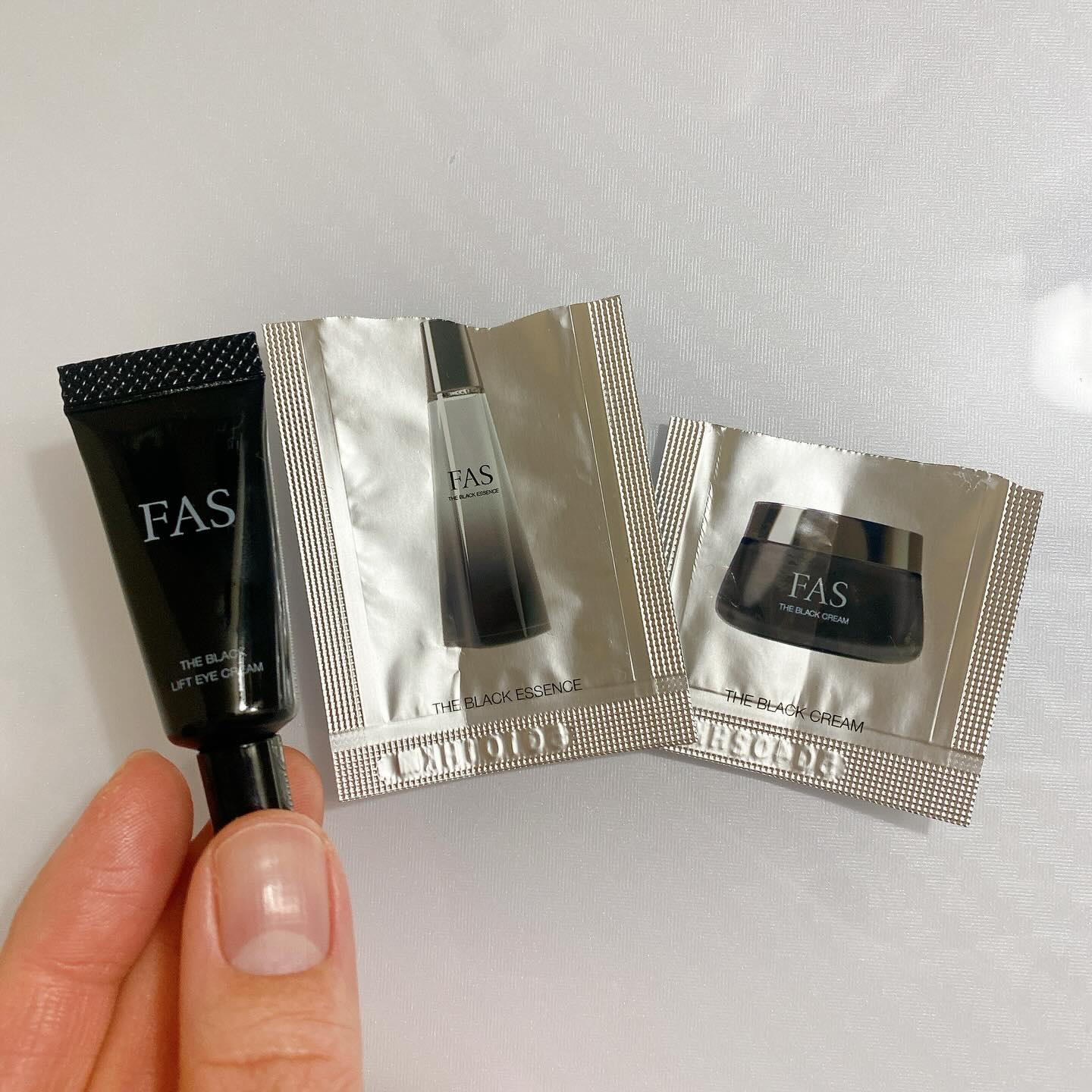 【FASのサンプル使ってみた！】

昨日初めてFAS使ったけど人気の理由がわかった気がする…！！

ザ ブラック エッセンスはシャバシャバテクスチャーでどんどん入り込むから楽しいし、
いつも使ってる化粧水の量はかなり少ないんだなと実感させら