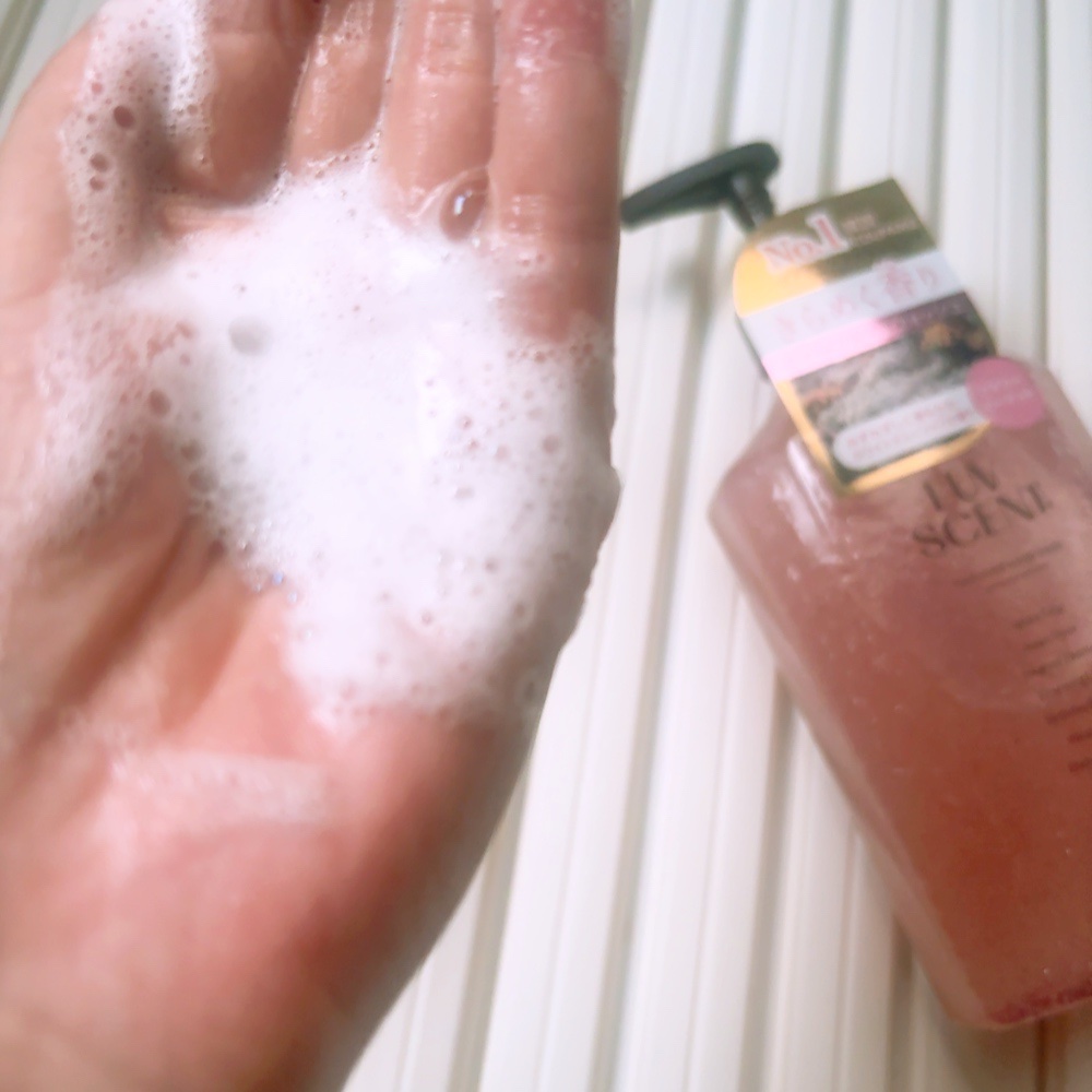 スクラブボディウォッシュ フラワーマーケット ホワイトチューリップ/LUV SCENT/ボディスクラブを使ったクチコミ（3枚目）