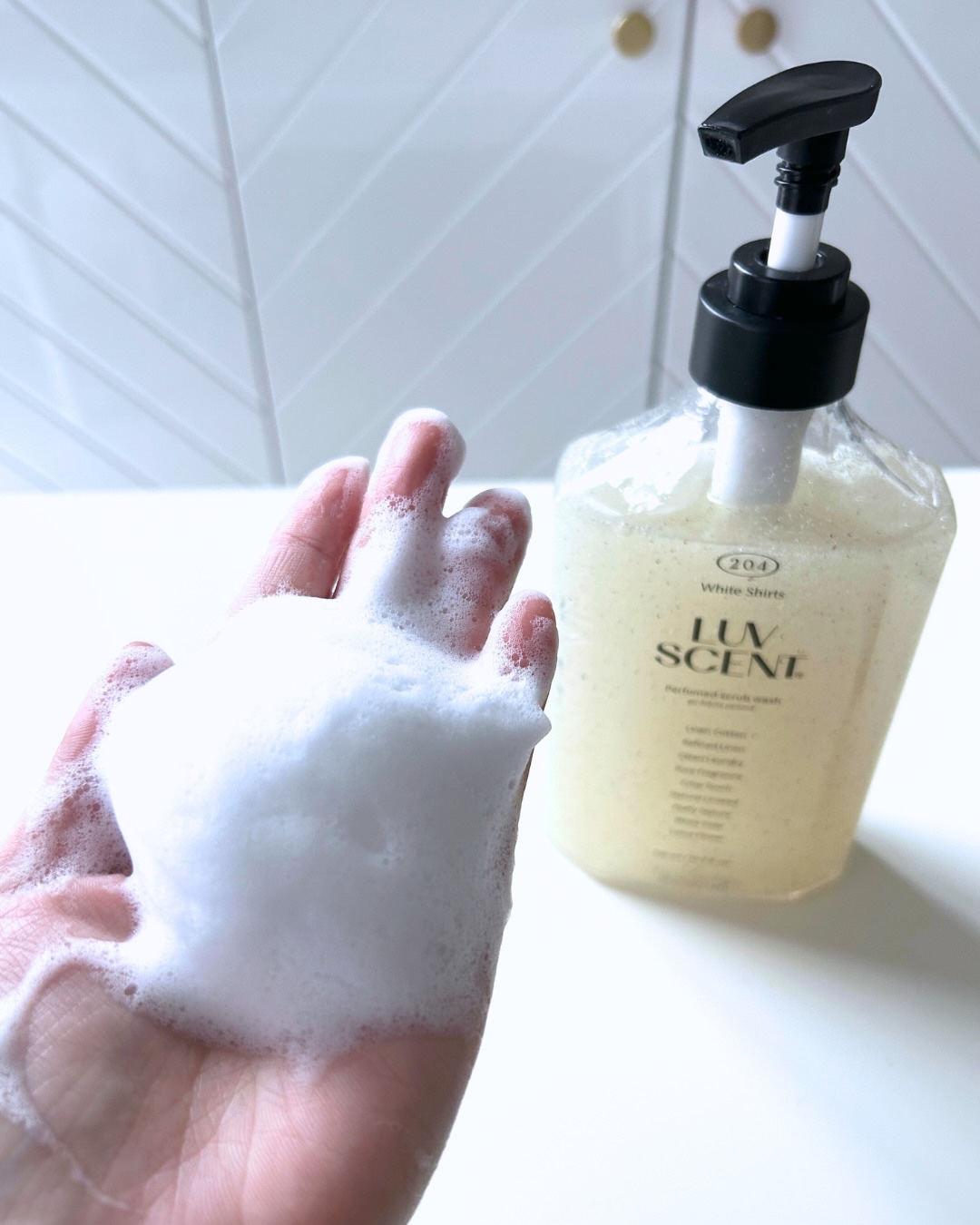 スクラブボディウォッシュ ホワイトシャツ リネンコットン/LUV SCENT/ボディスクラブを使ったクチコミ（3枚目）