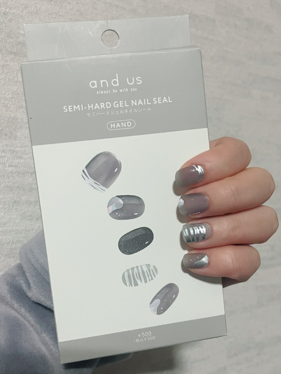 and us　セミハードジェルネイルシール

冬デザインで可愛い〜❄️

まじで冬はすぐにシールが固くなる！

#最旬ちゅるんネイル 
