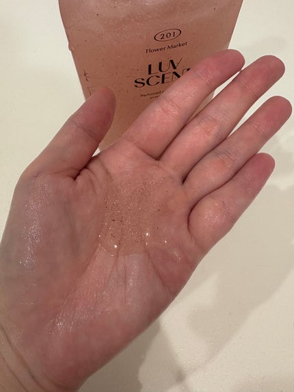 スクラブボディウォッシュ フラワーマーケット ホワイトチューリップ/LUV SCENT/ボディスクラブを使ったクチコミ(3枚目)