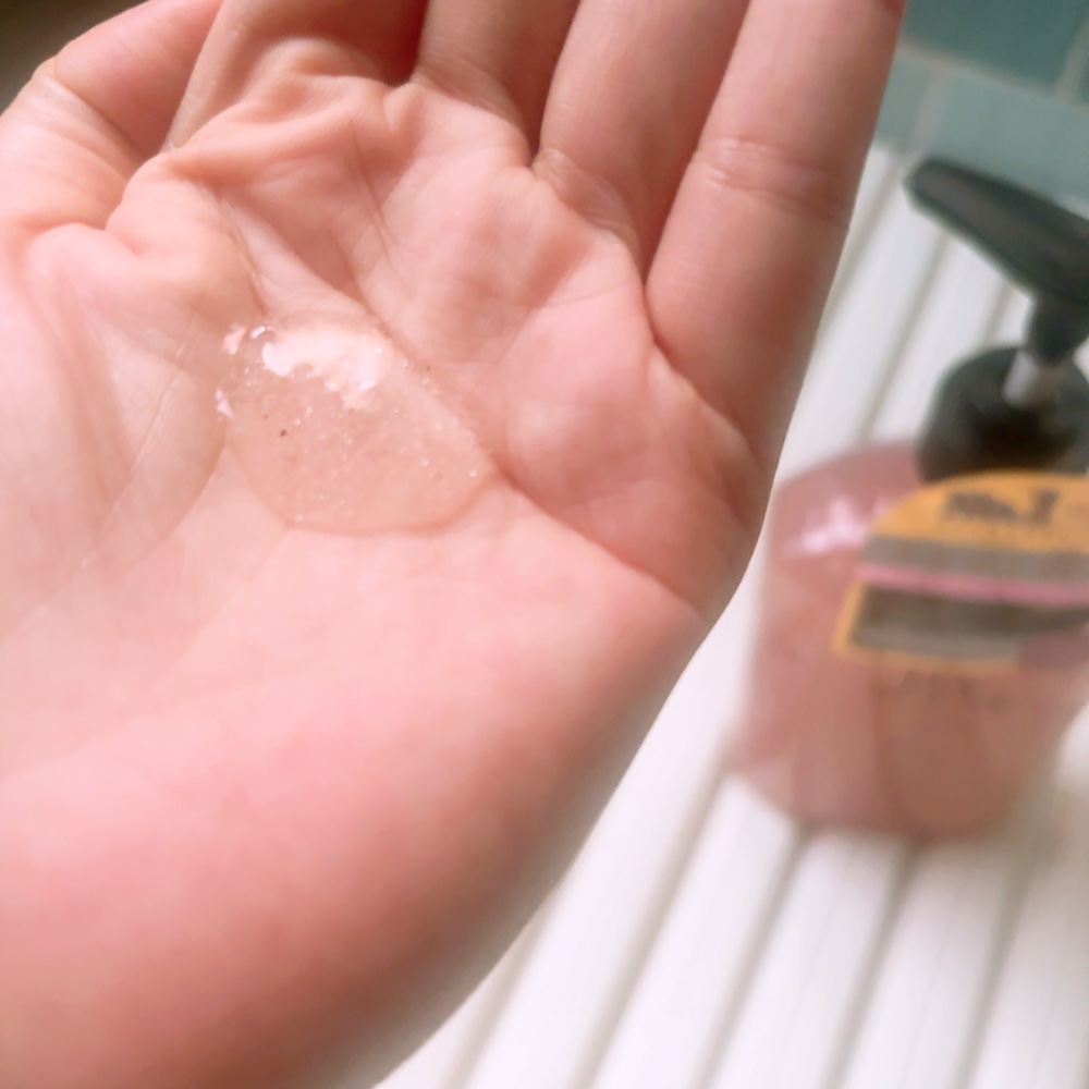 スクラブボディウォッシュ フラワーマーケット ホワイトチューリップ/LUV SCENT/ボディスクラブを使ったクチコミ（2枚目）