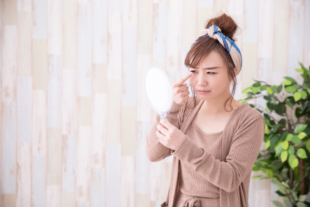 目元を気にしている女性