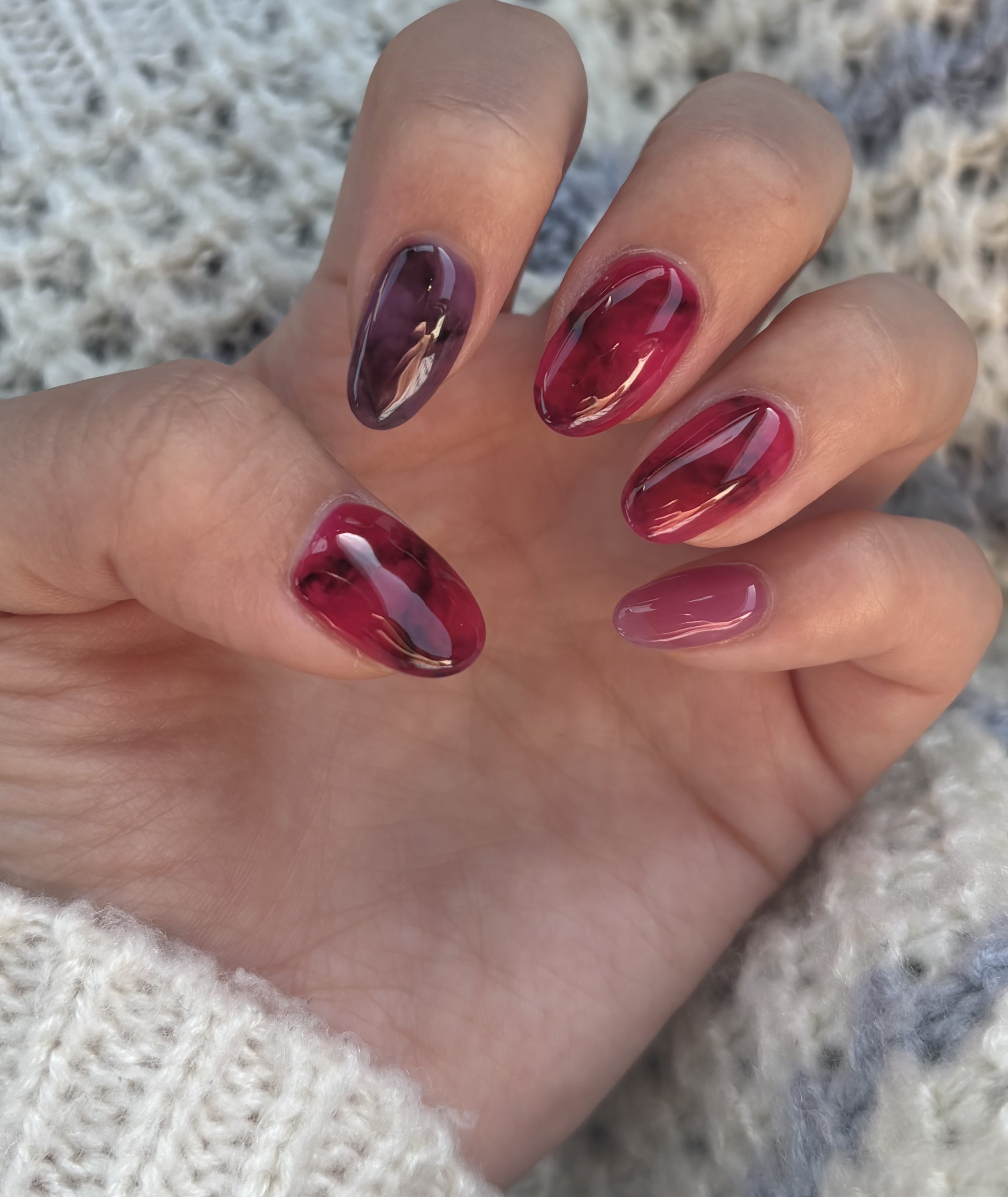 同系色のピンクカラーにべっこう柄💅🏻

べっこう柄のカラーは、赤みピンクと紫。
ワンカラーのピンクは、何度作り直してもらってもなかなかしっくりこなくて苦戦した。

結構信頼しているネイリストさんなのに、なぜか持ち込み画像と全然違うカラー