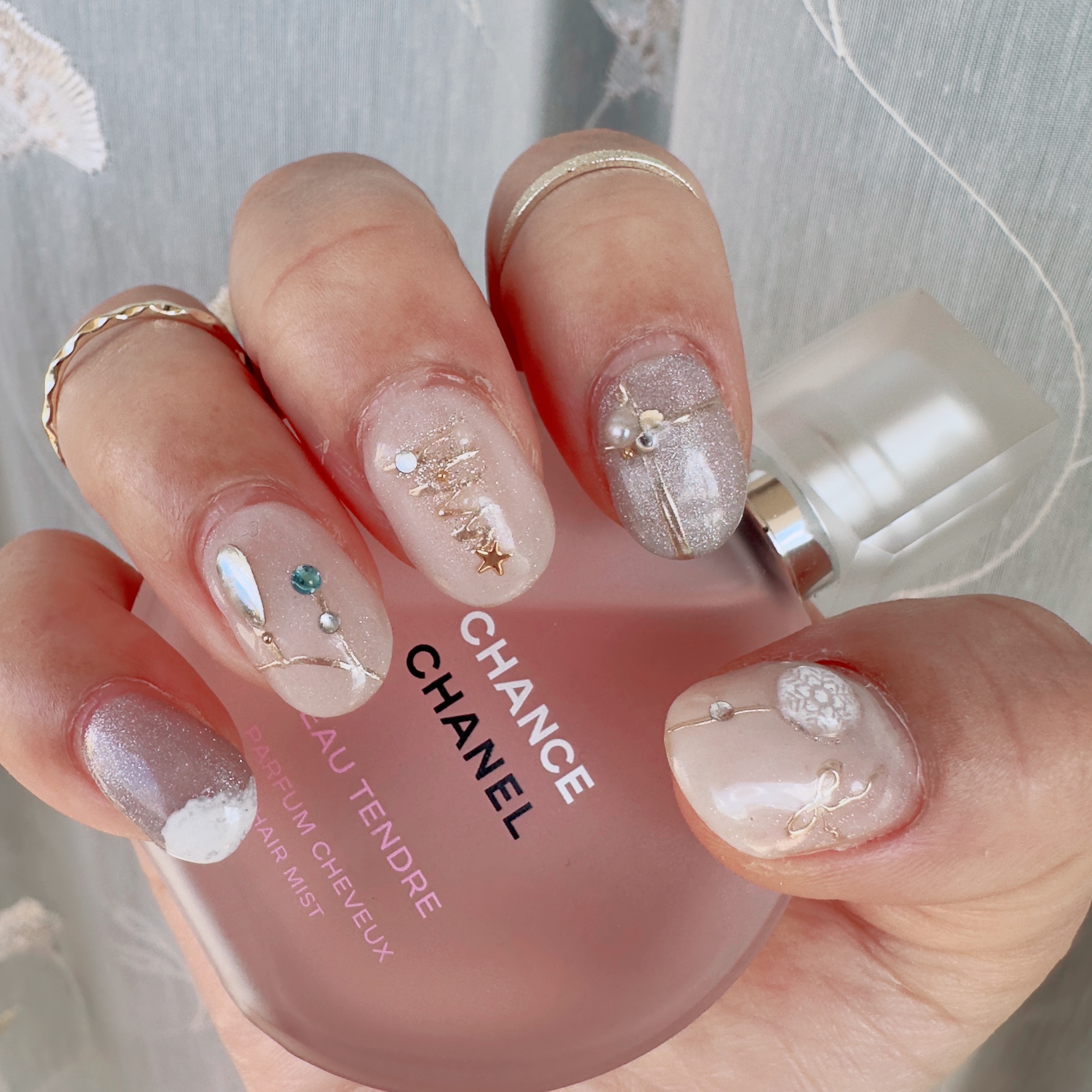 少し前にしたクリスマスネイル🎄💅

根本がちょっと伸びてきてますが💦

ホワイトベースに
ツリー、リース、オーナメントなど✨

今年はあまり色を使わずに可愛いく仕上げていただきました🎄✨🥰

#ネイル#ジェルネイル#クリスマスネイ