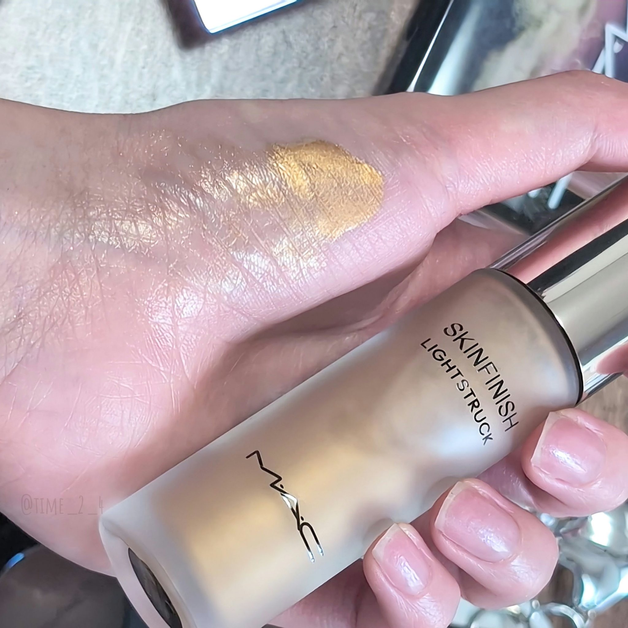 スキンフィニッシュ ライトストラック リキッド ハイライター/M・A・C/リキッドハイライトを使ったクチコミ（2枚目）
