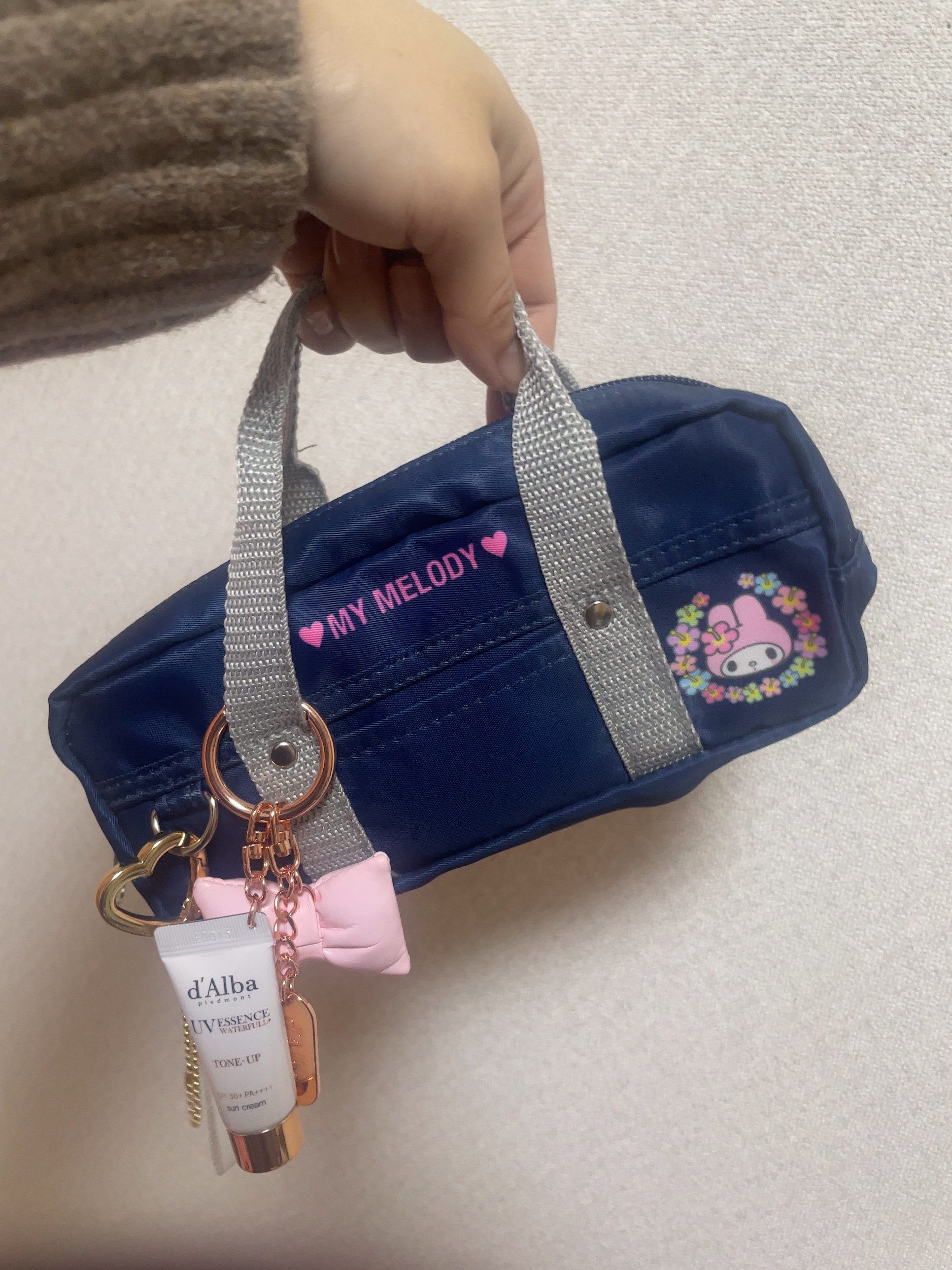 大人でも持てる🩷
サンリオのスクバポーチ🥰💗

チャームもつけられてめっちゃ可愛い😍✨

裏地がピンク×ヒョウ柄になってるよ！
他のサンリオキャラやギャルキティverもあった🥹

Amazonや楽天で買えるからチェックしてみて😳