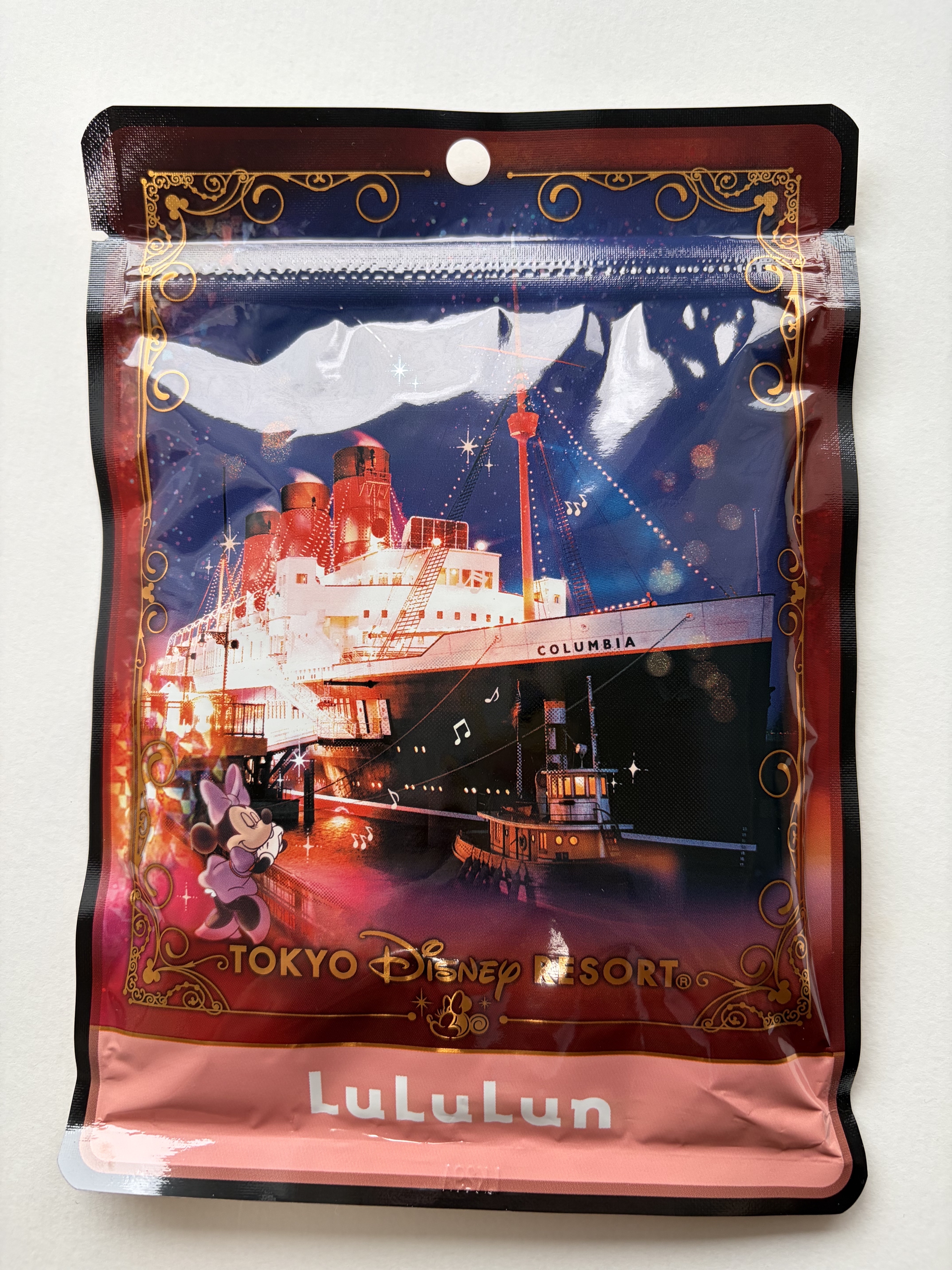 ディズニーランド購入品🏰🐭👑

ルルルンとコラボしているパッケージを発見したので即購入しました⭕️
パッケージデザインが可愛すぎて使うの勿体ない🤦‍♀️💭

朝晩のスキンケアに化粧水代わりに使えるフェイスマスク〈LuLuLun〉✔