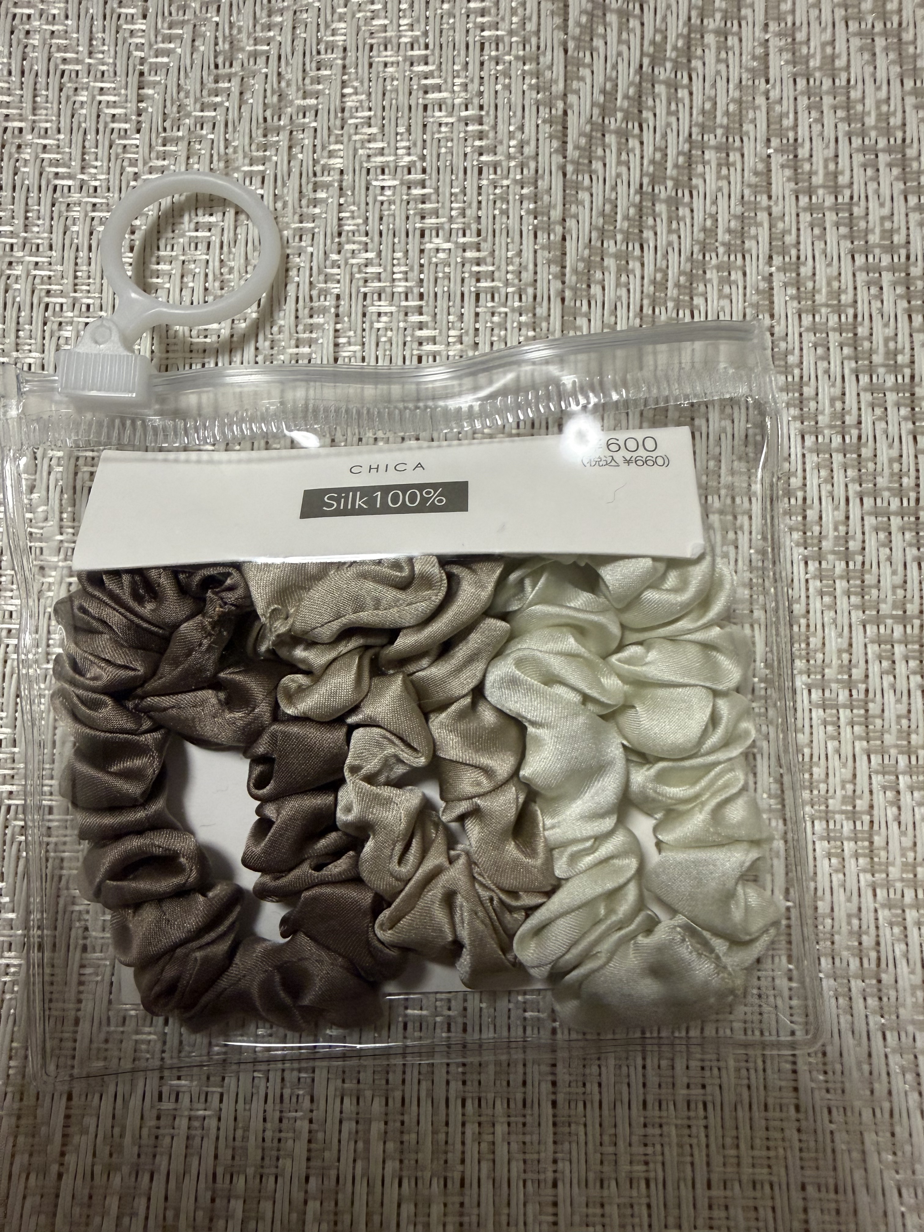 《シルク100%》シルクポニー3個セット/3COINS/ヘアアクセサリーを使ったクチコミ（1枚目）