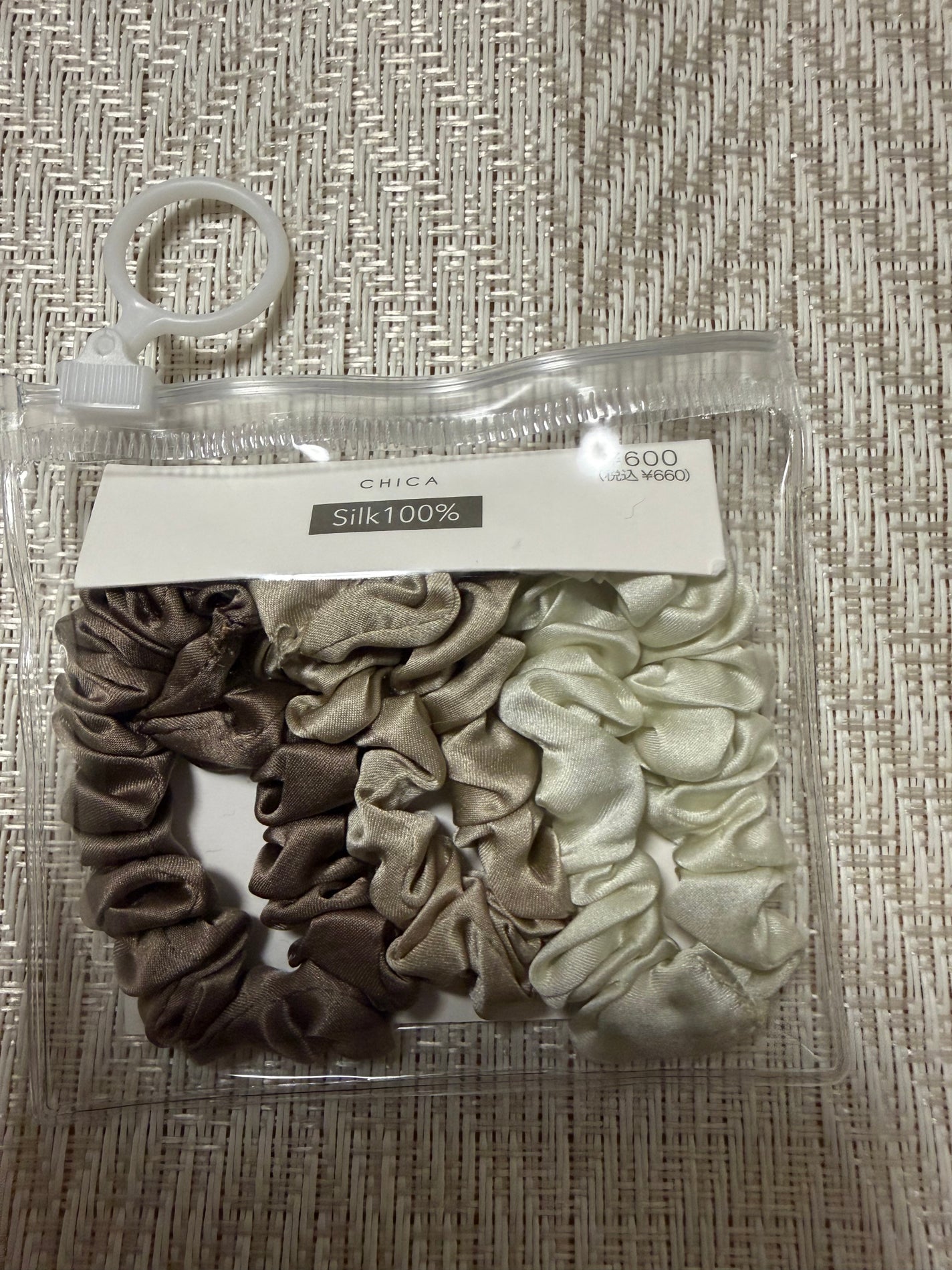 《シルク100%》シルクポニー3個セット/3COINS/ヘアアクセサリーを使ったクチコミ(1枚目)
