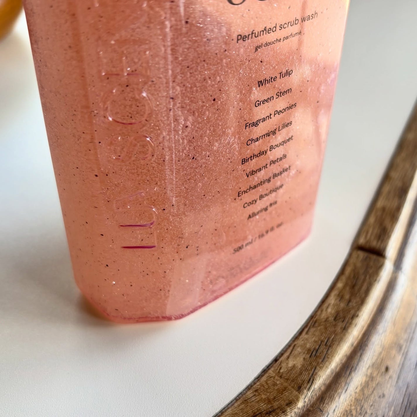 スクラブボディウォッシュ フラワーマーケット ホワイトチューリップ/LUV SCENT/ボディスクラブを使ったクチコミ(2枚目)