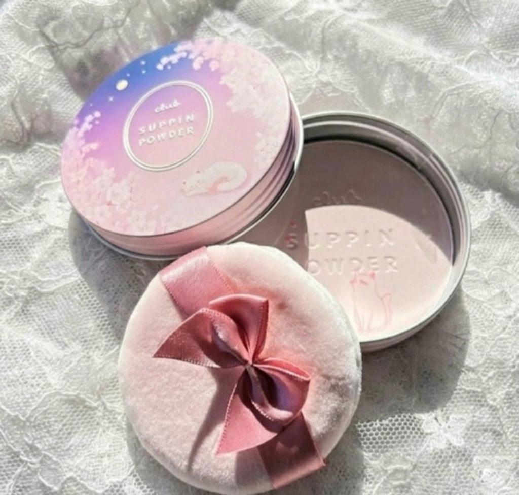 クラブ すっぴんパウダー おやすみ夜桜の香りのクチコミ「すっぴんパウダー
おやすみ夜桜の香り
26ｇ　　1980円


可愛いすっぴんパウダー夜桜の香.....」（2枚目）