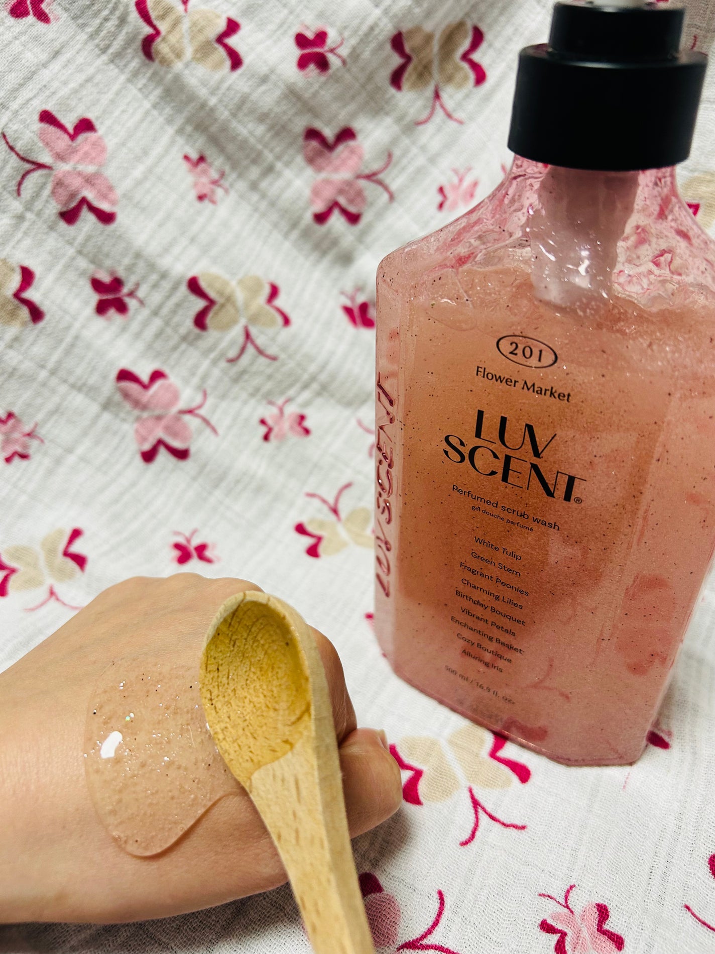 スクラブボディウォッシュ フラワーマーケット ホワイトチューリップ/LUV SCENT/ボディスクラブを使ったクチコミ(2枚目)