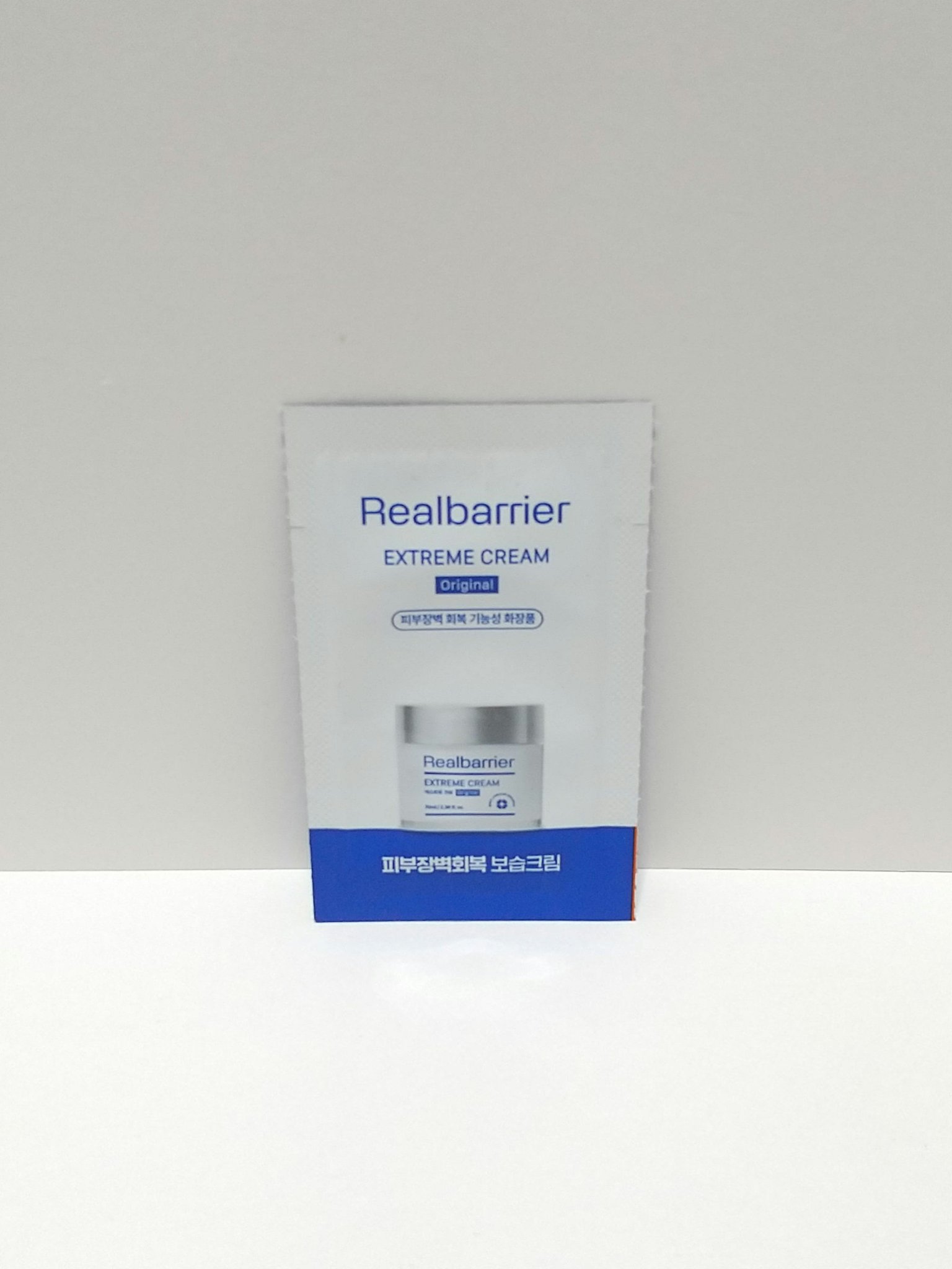 ⭐️⭐️⭐️☆☆
こっくりクリーム💙

Real Barrier
エクストリームクリーム オリジナル

サンプルパウチ使用

どんどん気温が下がって、脂性肌のわたしも乾燥が少し気になりだしました
なので、家にあるクリームのサンプルを片っ端