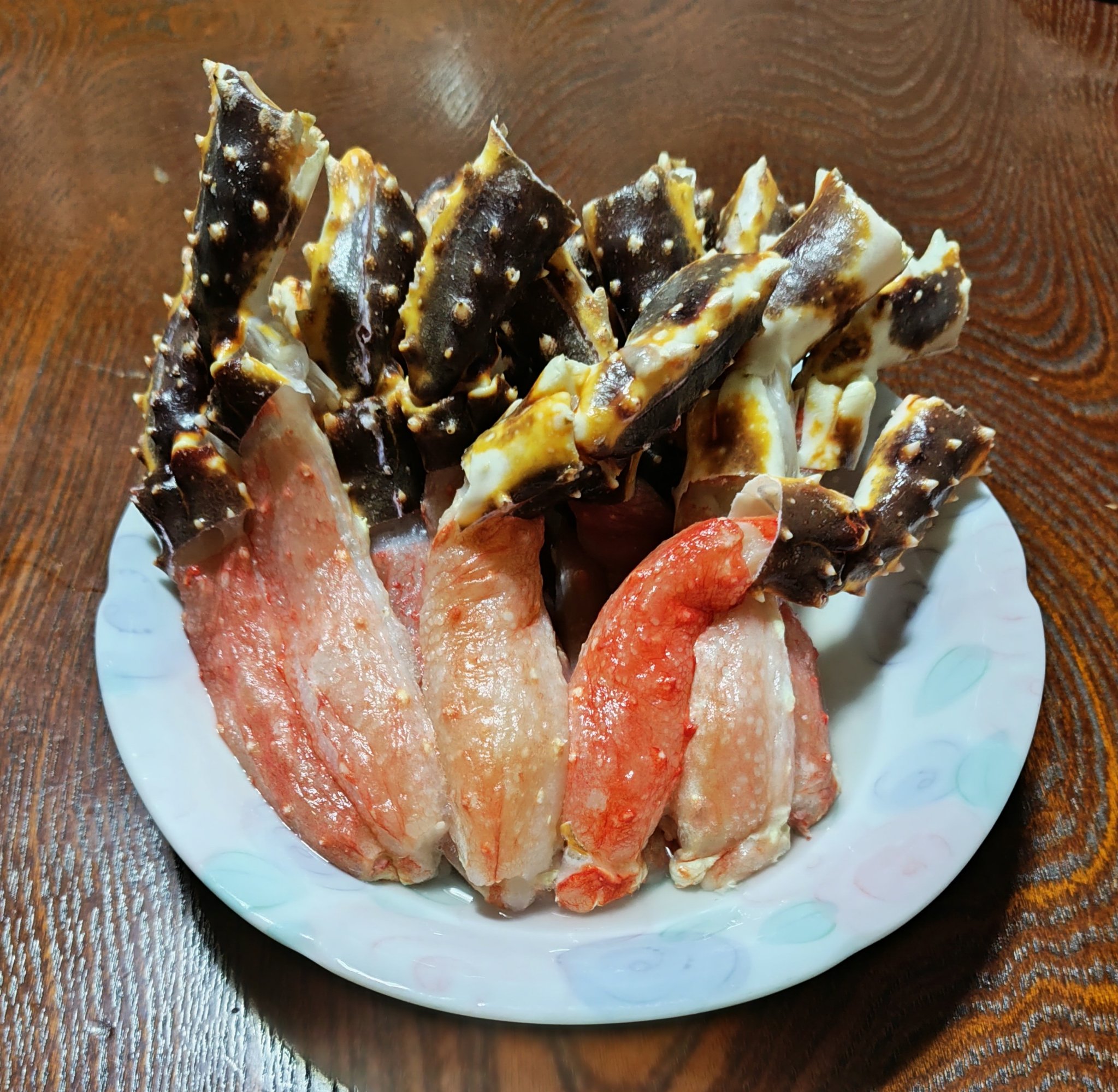 実家から誕生日プレゼントとして届きました🦀

誕生日当日に日時指定してくれる父親の配慮に感謝
盆と正月が一辺に来たみたい（笑）

凄い弾力で、甘くてとても美味しかったです
(⁠人⁠*⁠´⁠∀⁠｀⁠)⁠｡⁠*ﾟ⁠+