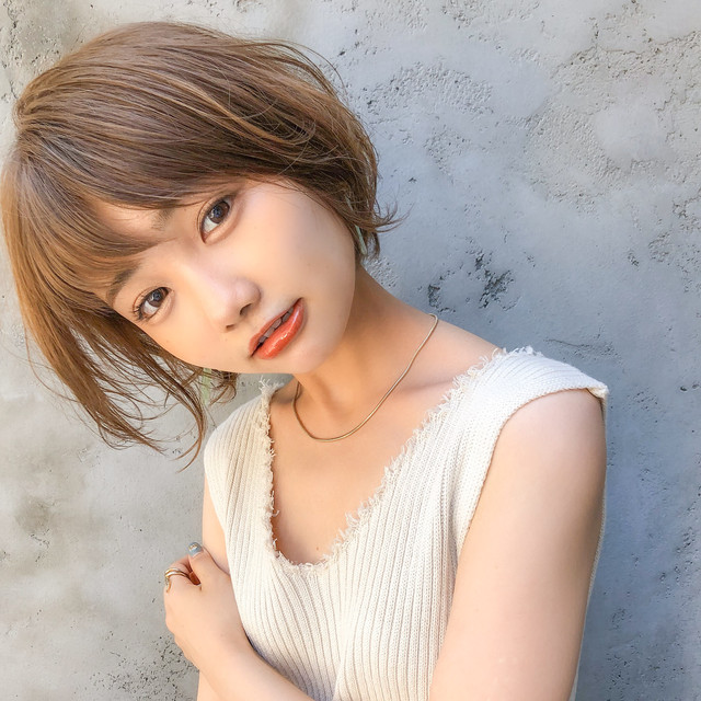 涙袋メイクの女性