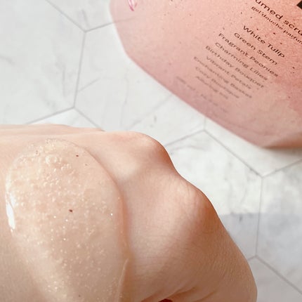 スクラブボディウォッシュ フラワーマーケット ホワイトチューリップ/LUV SCENT/ボディスクラブを使ったクチコミ(2枚目)