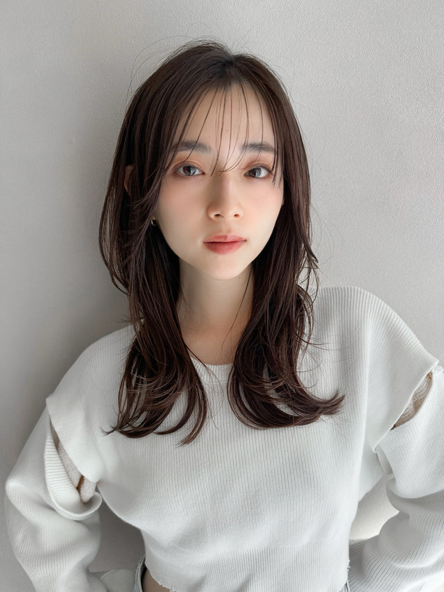 セミロングの女性