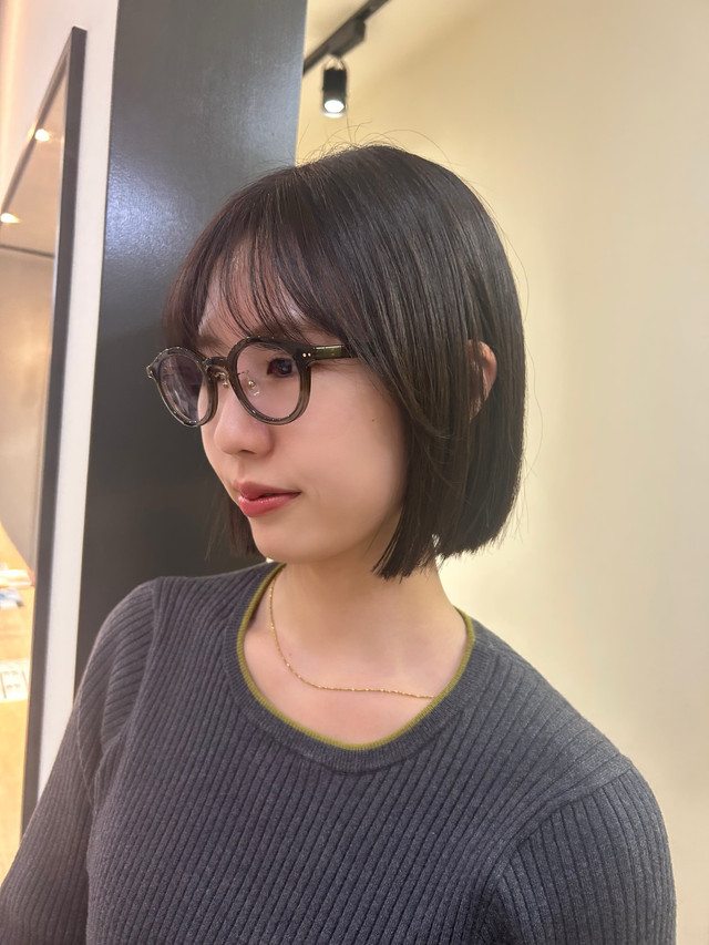 チョコレートブラウンの髪色のボブヘアの女性