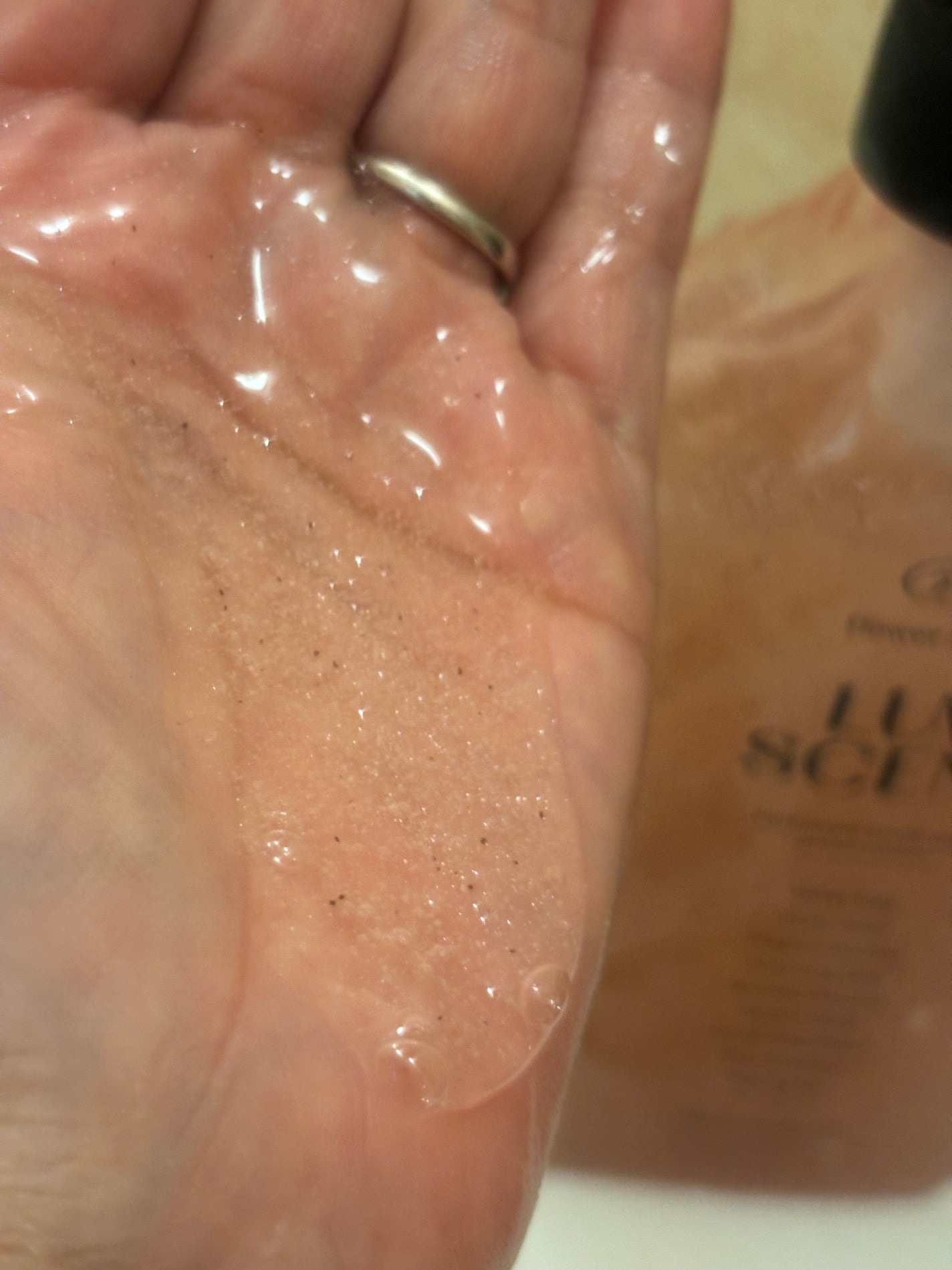 スクラブボディウォッシュ フラワーマーケット ホワイトチューリップ/LUV SCENT/ボディスクラブを使ったクチコミ(5枚目)