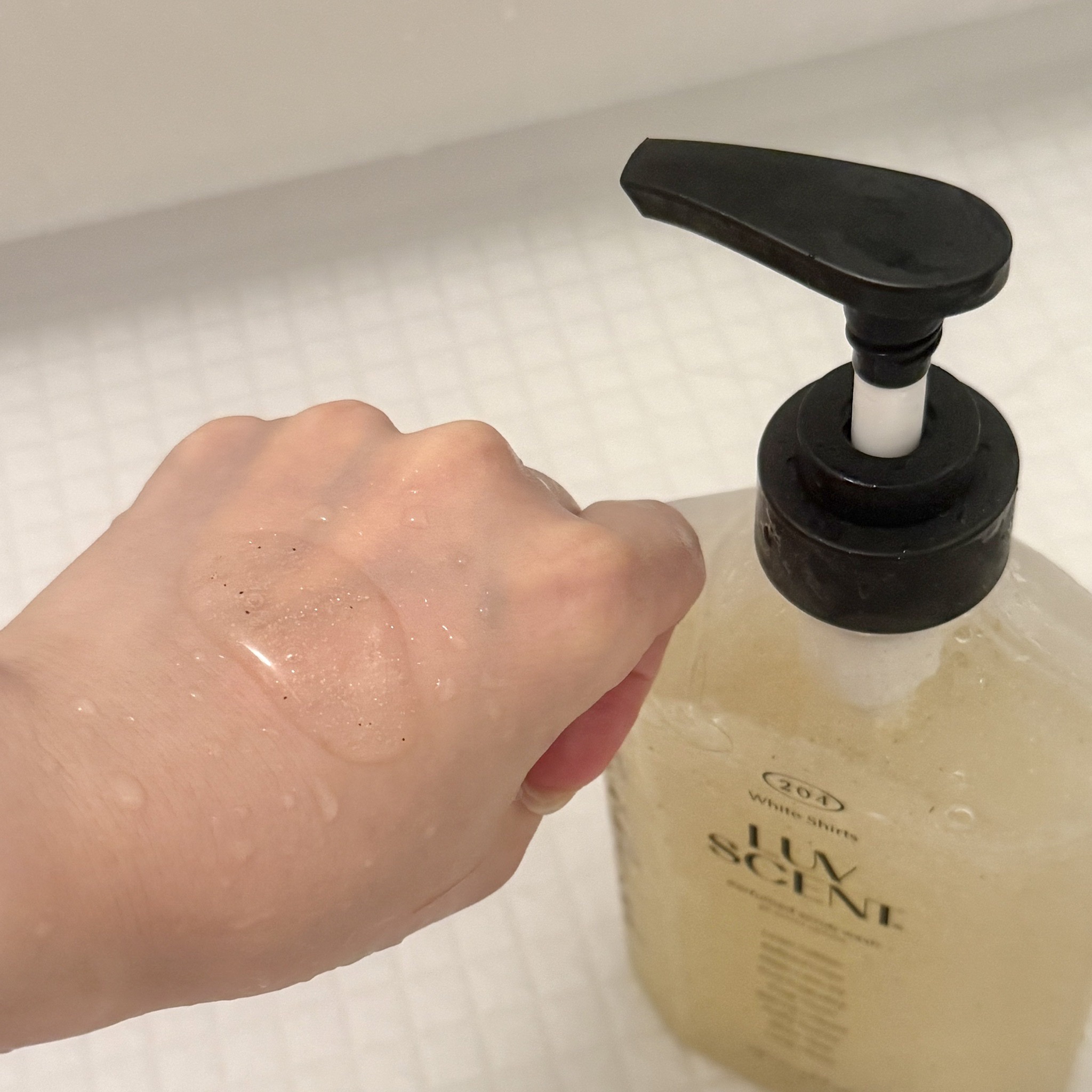 スクラブボディウォッシュ ホワイトシャツ リネンコットン/LUV SCENT/ボディスクラブを使ったクチコミ（3枚目）