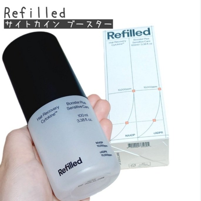 
⬇今回使用したのは⬇
【Refilled サイトカイン ブースター】

よく振って真ん中の黒い部分を
カチッと音が鳴るまで右に回すと
サラッとしたテクスチャーのエッセンスが
でてくるので再び左に回してから
白い尖ったブラシで頭皮を叩くよう
