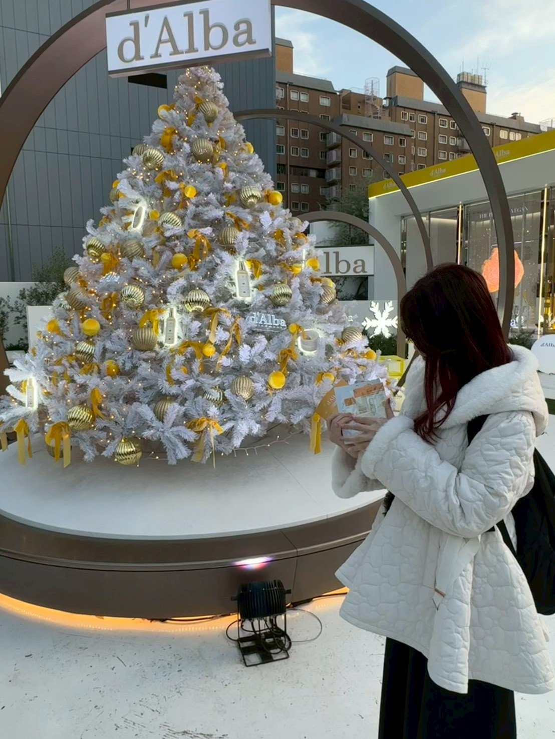 表参道でダルバのポップアップにも参加❣️

ポップアップ限定商品もありましたが、次の場所に行かなきゃでサンプルのみGETしてきました💦✊💖

春はデイジークのポップアップがやってたところだった😊🌸

クリスマスツリーがステキでした�