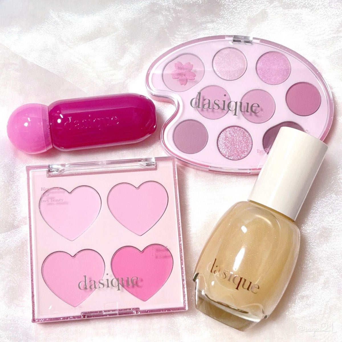2025年もたくさんのアイテムが発売されたdasiqueの中でも特に人気だったベスコスたち🏆💗 

明るめピンクカラーが好きな私は特にこのアイシャドウとチークパレットの合わせ使いが盛れるのでお気に入り♡見た目も可愛くてテンションあがる�