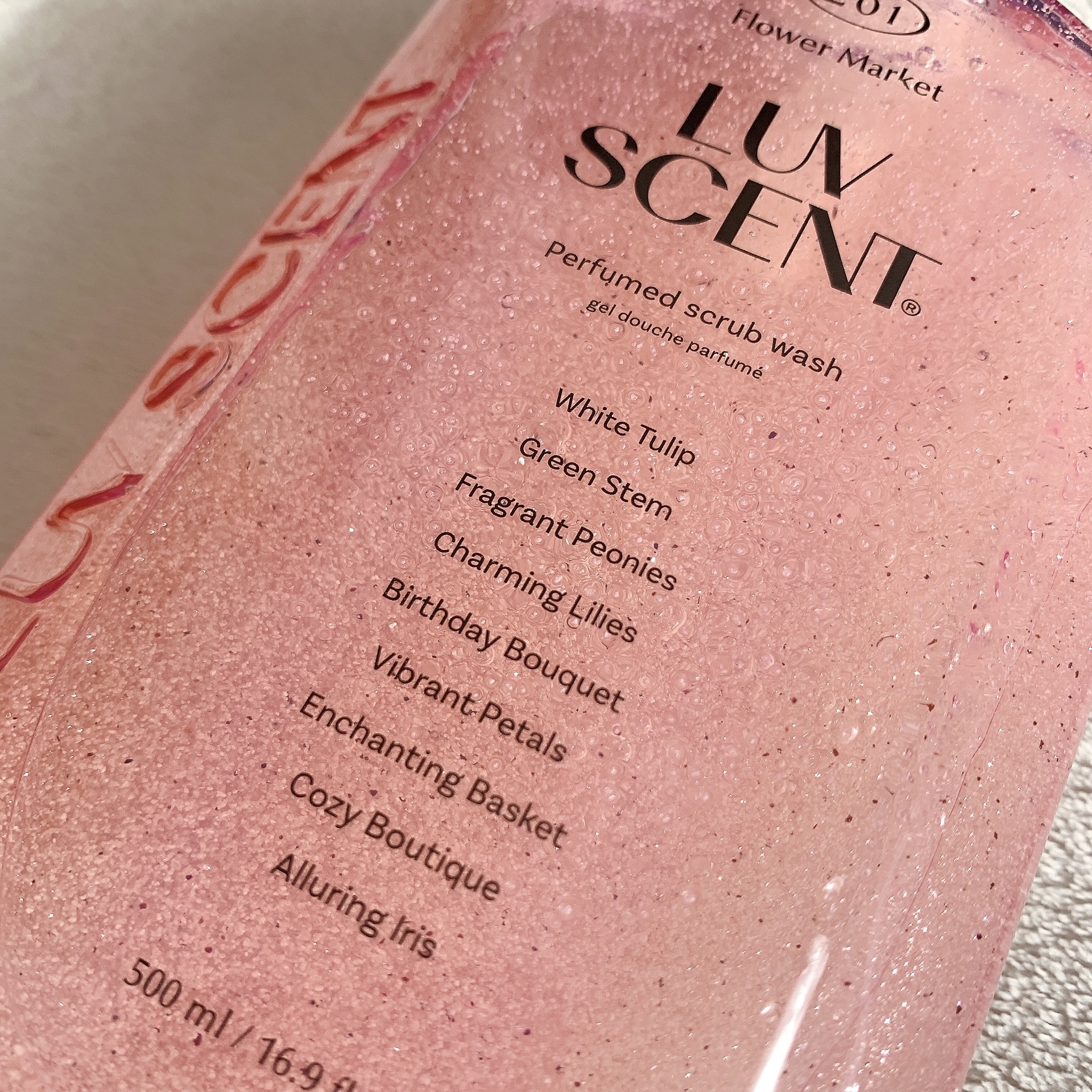 スクラブボディウォッシュ フラワーマーケット ホワイトチューリップ/LUV SCENT/ボディスクラブを使ったクチコミ（2枚目）