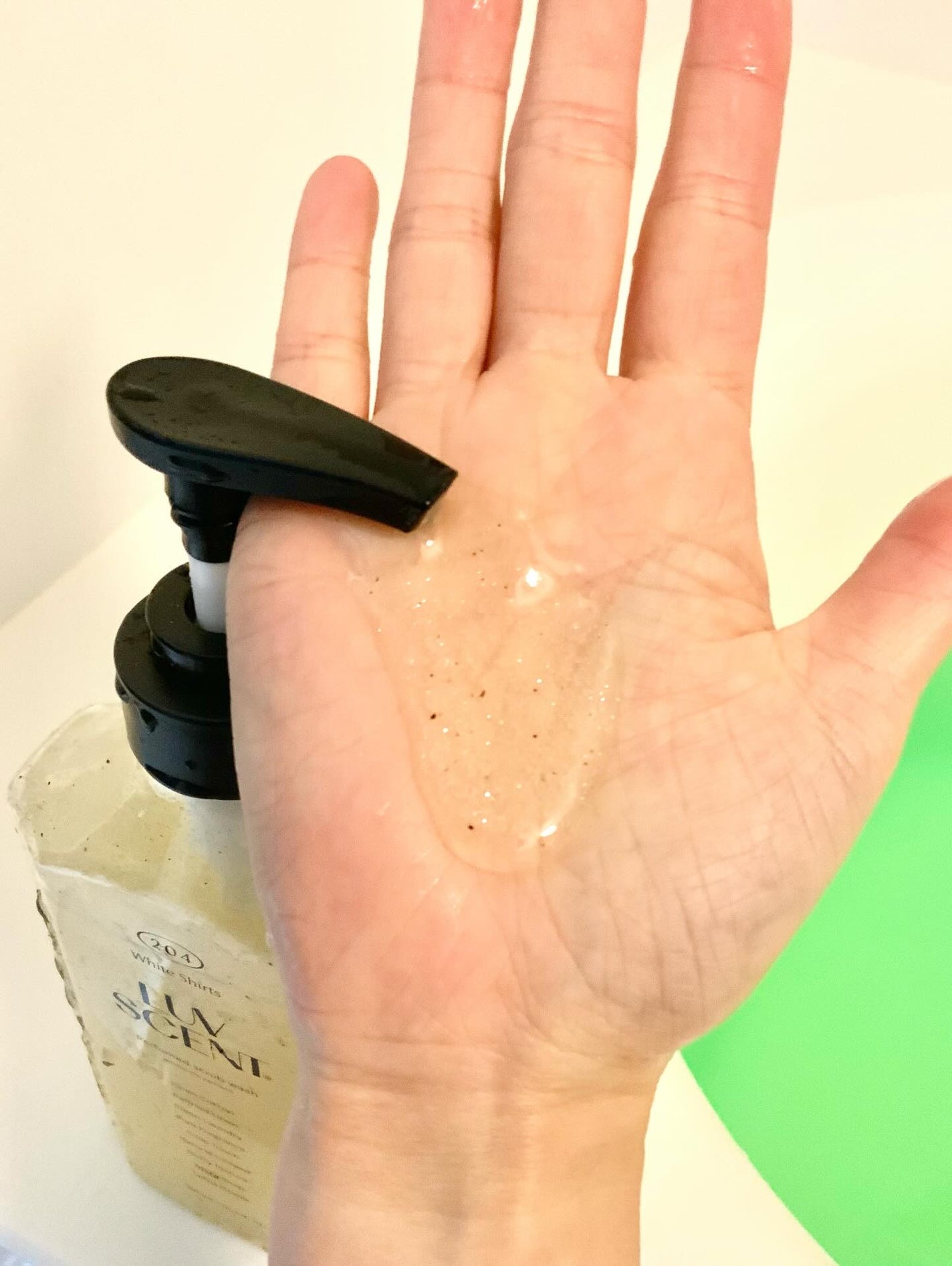 スクラブボディウォッシュ ホワイトシャツ リネンコットン/LUV SCENT/ボディスクラブを使ったクチコミ(2枚目)