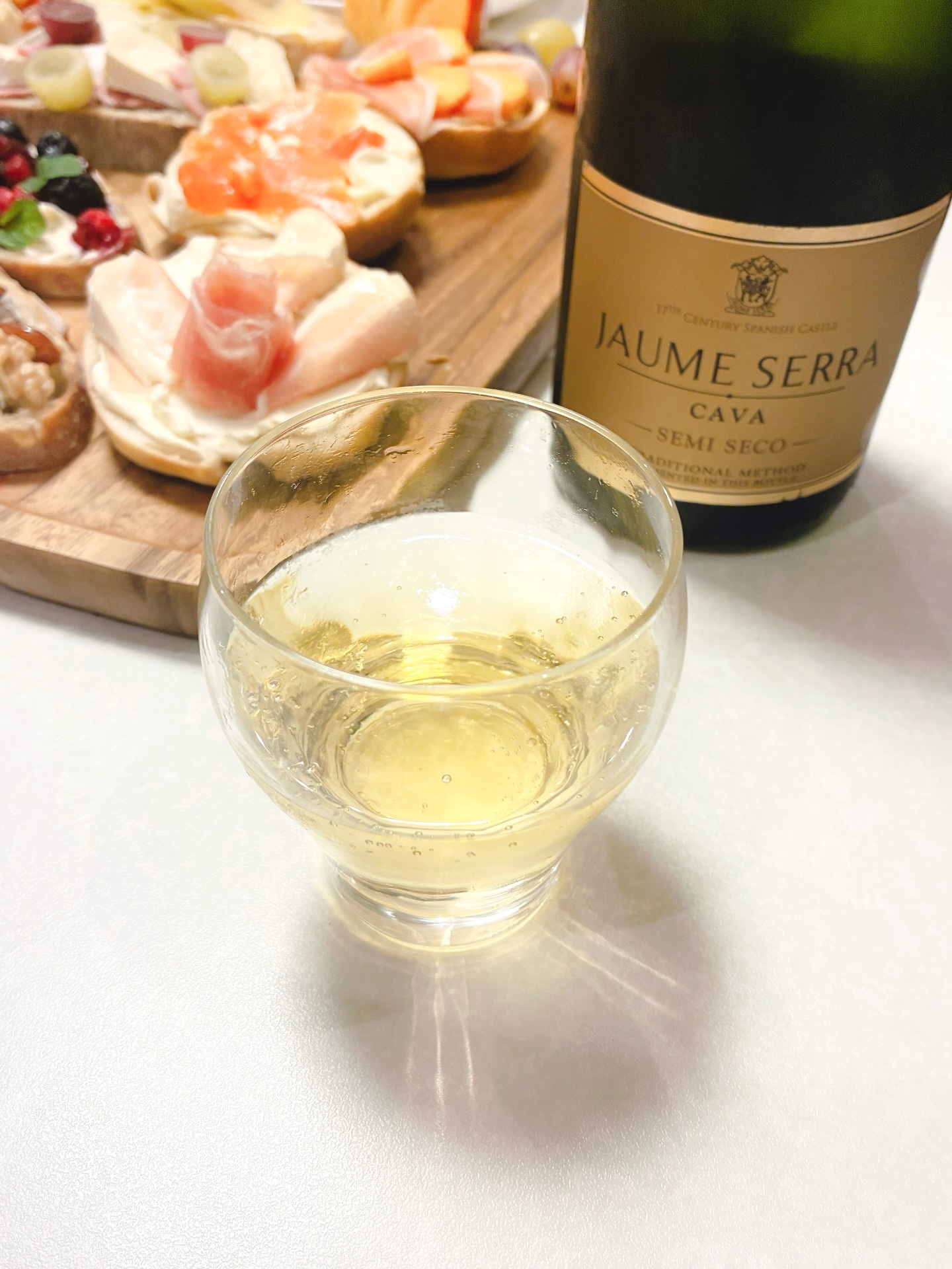 パンとチーズがあればそれで優勝🧀🥖
寒い日はシャンパン開けて、おうちでパーティ🥂　

#おうちパーティ #パンとチーズ #シャンパン 
#ちょっといい夜