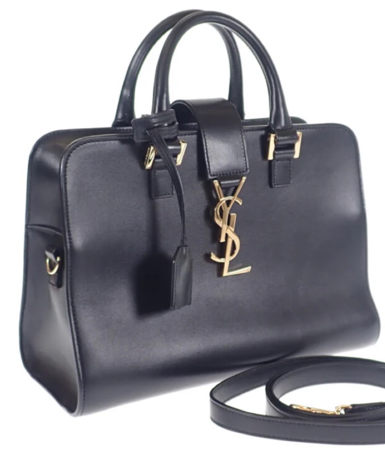 サンローランのレディースバッグ『ベイビーカバス』です。
上質なカーフスキンにあしらわれたゴールドのYSLロゴが印象的なハンドバッグ。
ストラップの着脱でショルダーバッグとしても使用することができ、
フォーマルなシーンから普段づかいまで幅広く