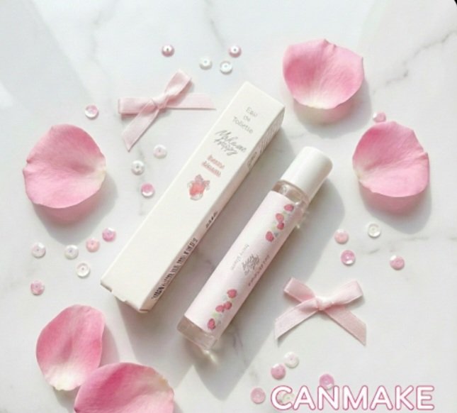 CANMAKE
メイクミ－ハッピーオ－ドトワレ
ベリーフローラルの香り
berry bloom

可愛くていい香りです❤
見つけて買ってしまいました❗
ロ－ルオンタイプだからササッて塗れちゃうのが便利です‼️
パケも可愛くて家用とお出かけ用
