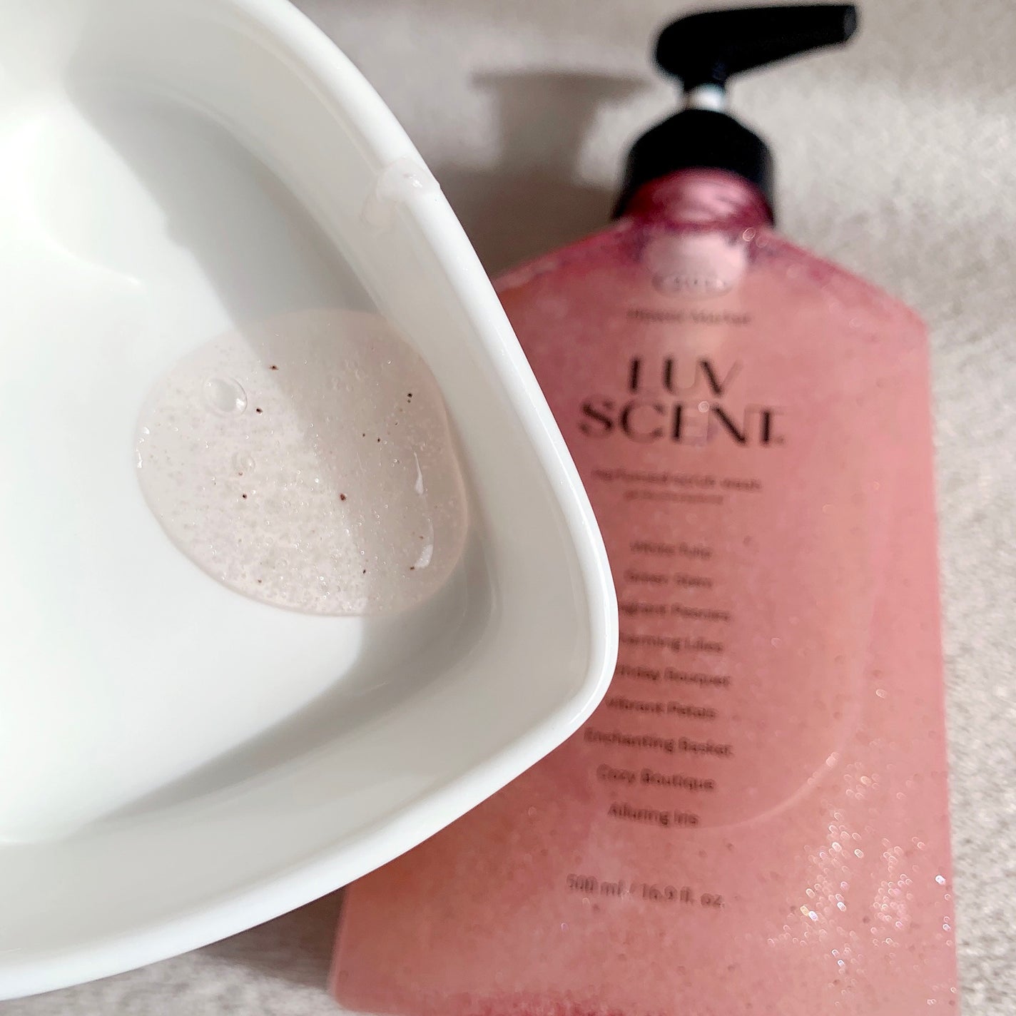 スクラブボディウォッシュ フラワーマーケット ホワイトチューリップ/LUV SCENT/ボディスクラブを使ったクチコミ(3枚目)