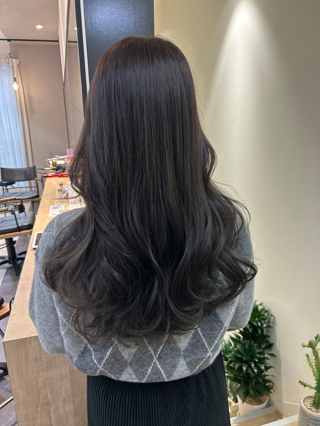 ラベンダーアッシュの髪色の女性