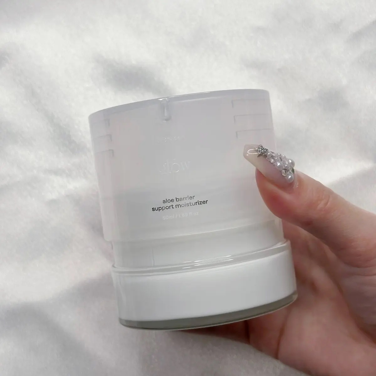 glow🤍アロエバリアサポートクリーム
塗った瞬間うるおって、時間経っても肌しっとり続く☺️
重くないのに水分抱え込み系で
朝も夜もこれ塗ってると肌ツヤ違う。

保湿足りてない人、とりあえずこれ使って⛄️ᴾᴿ