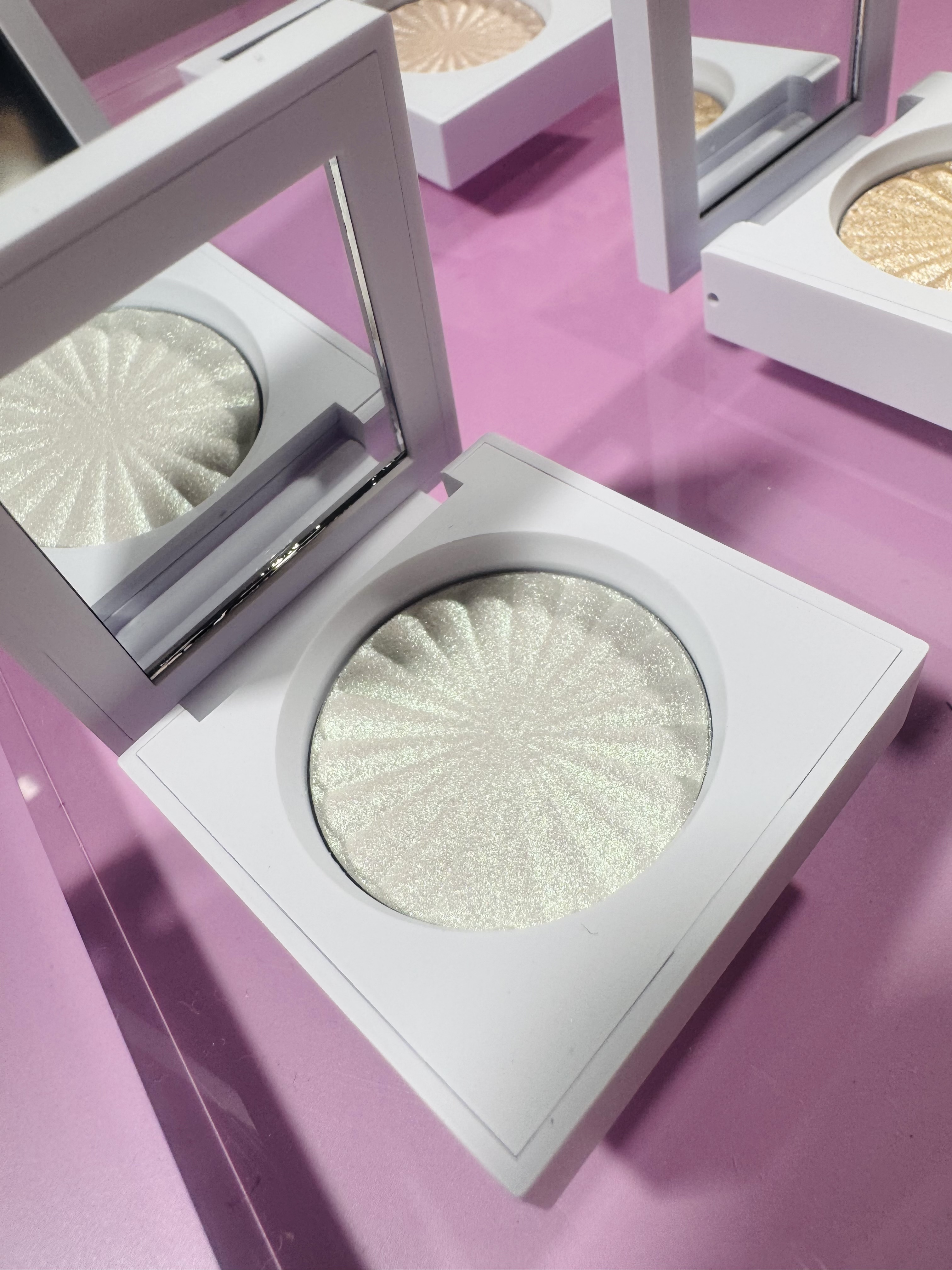 ˗ˋ 𝗢𝗙𝗥𝗔 Mini Highlighter🪞 ˊ˗
⋆•••••••••••••••••••••••••••••••••⋆
ミニハイライター
“溶け込む輝き”を実現する革新フォーミュラ
プロ仕様の極上ツヤ感！肌に溶け込む