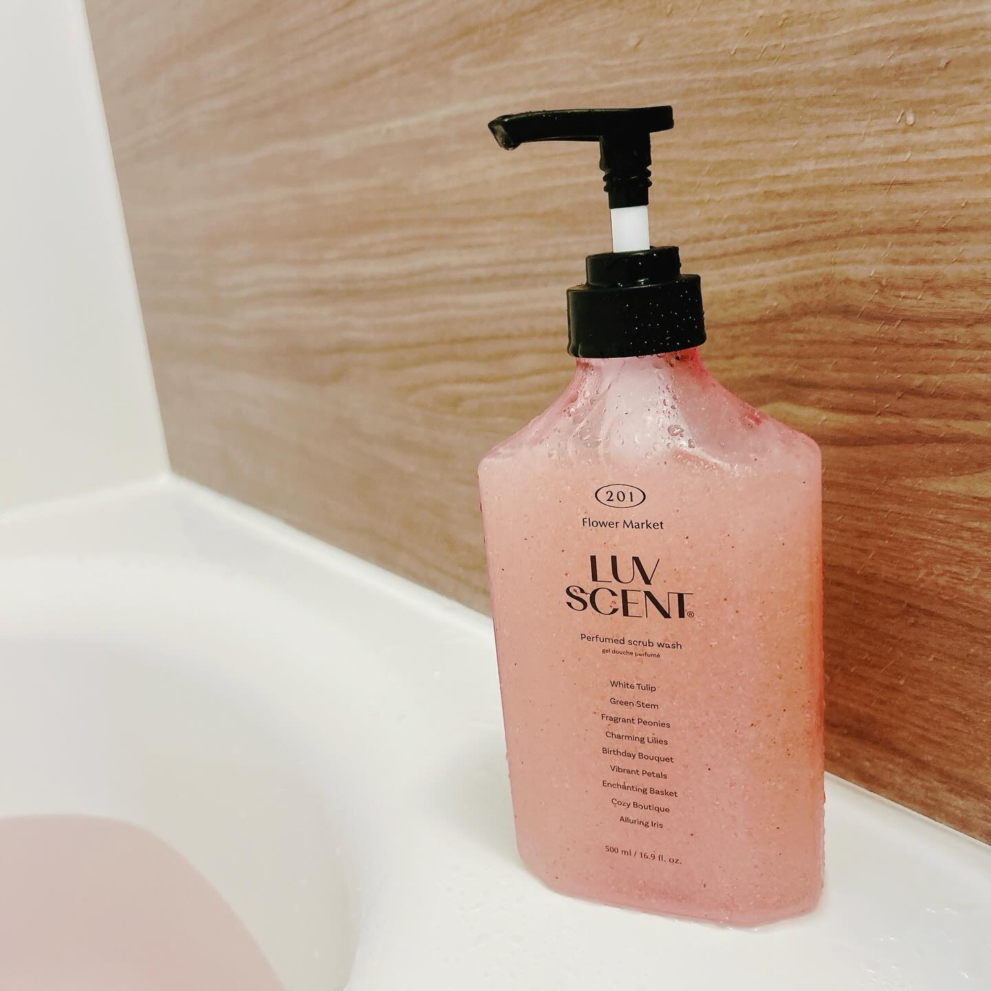 スクラブボディウォッシュ フラワーマーケット ホワイトチューリップ/LUV SCENT/ボディスクラブを使ったクチコミ（2枚目）