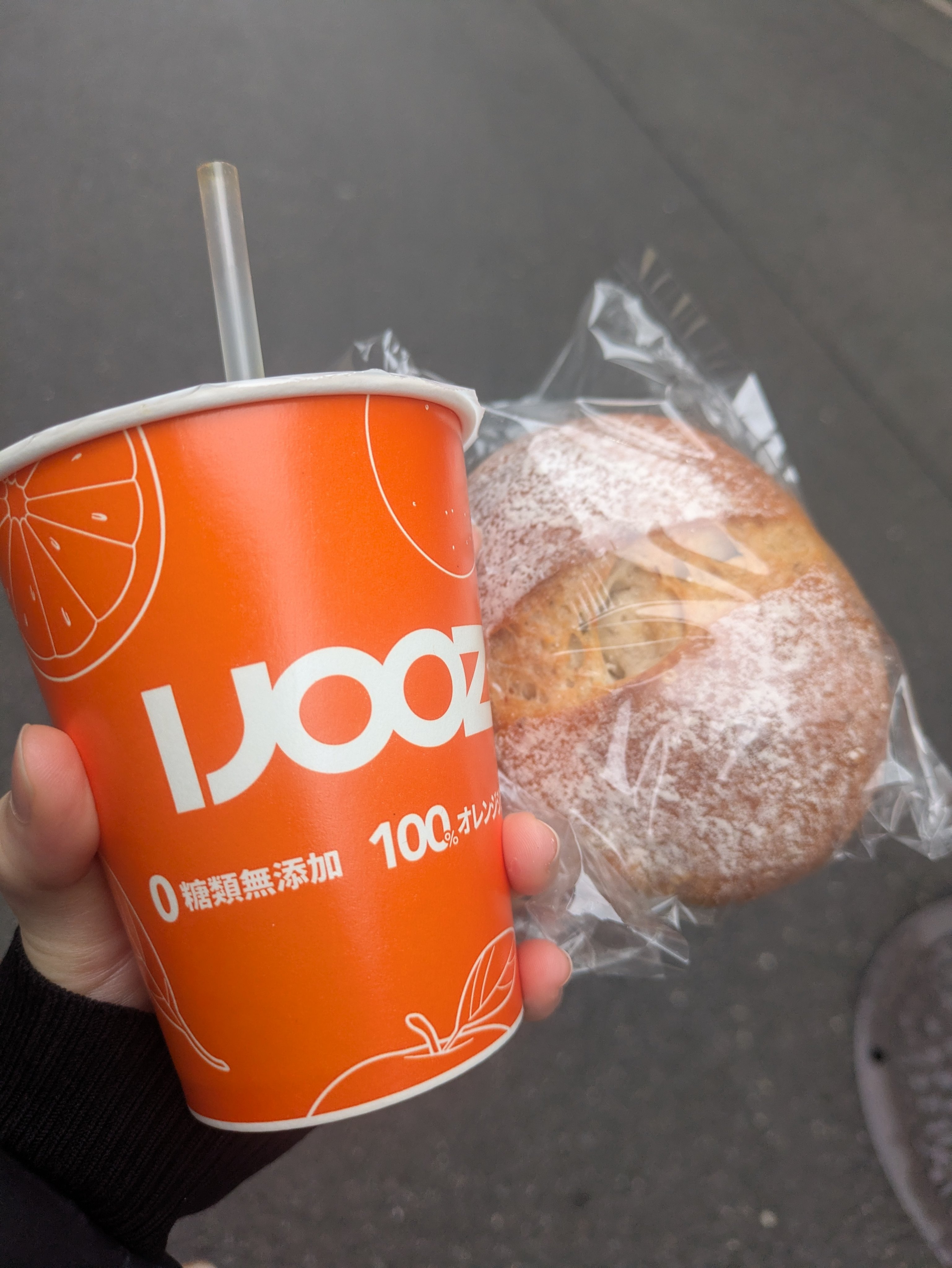 自動販売機の生搾りオレンジジュース！🍊

出張期間でビタミン取れないので2日連続😂