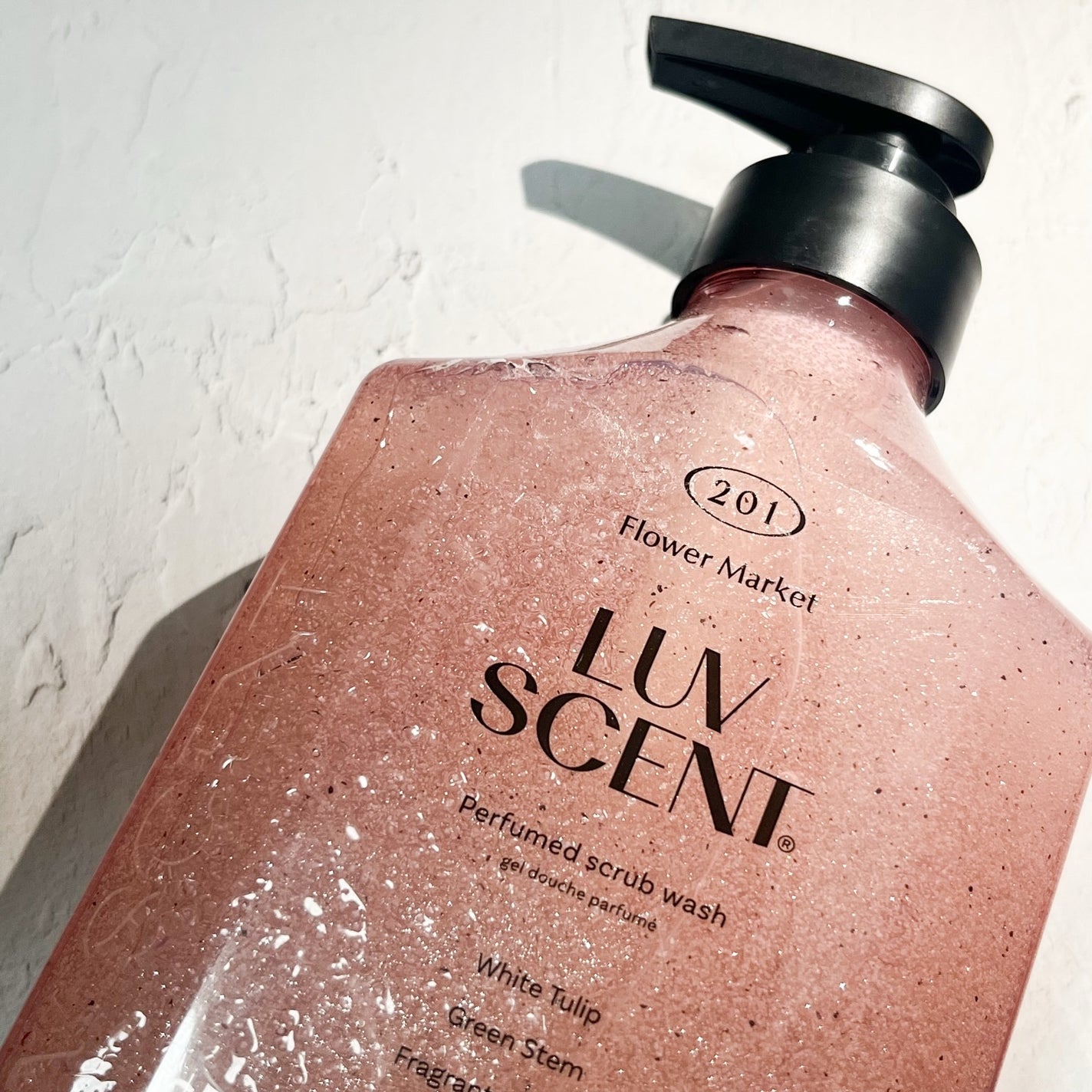 スクラブボディウォッシュ フラワーマーケット ホワイトチューリップ/LUV SCENT/ボディスクラブを使ったクチコミ(1枚目)