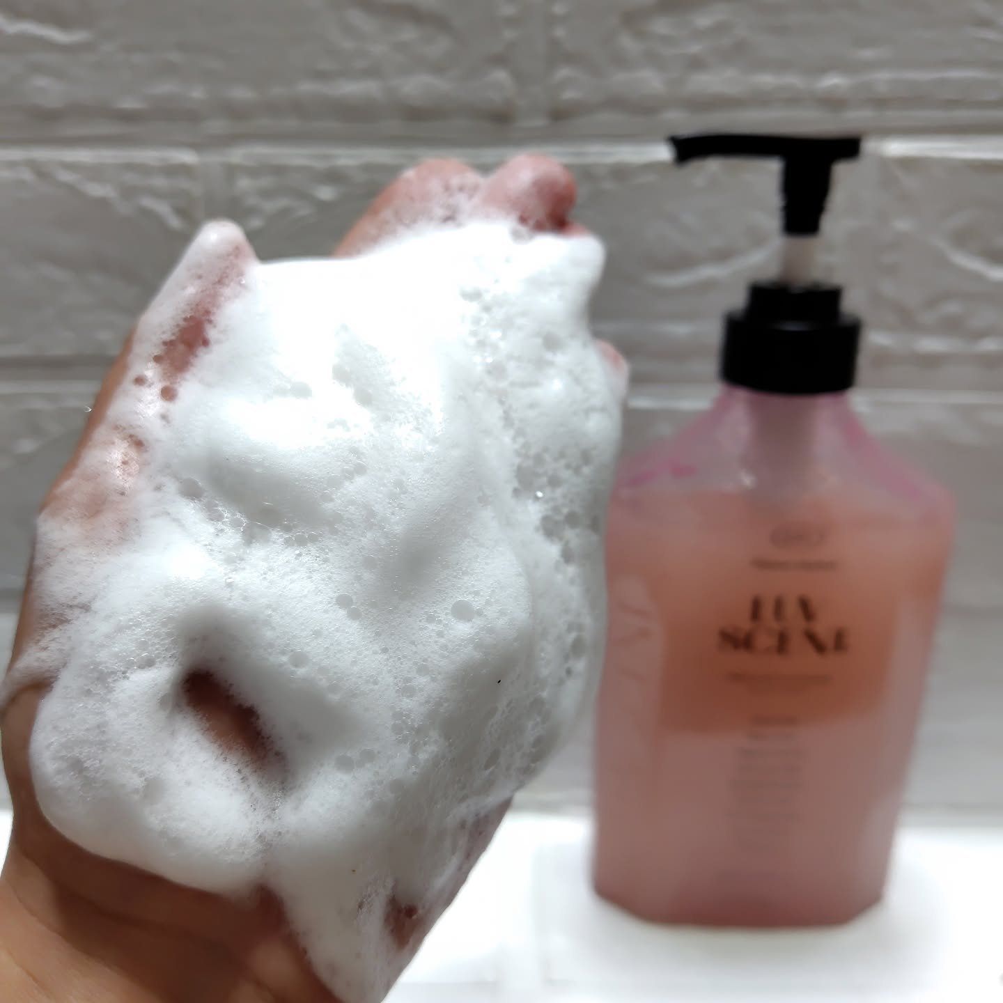 スクラブボディウォッシュ フラワーマーケット ホワイトチューリップ/LUV SCENT/ボディスクラブを使ったクチコミ（3枚目）